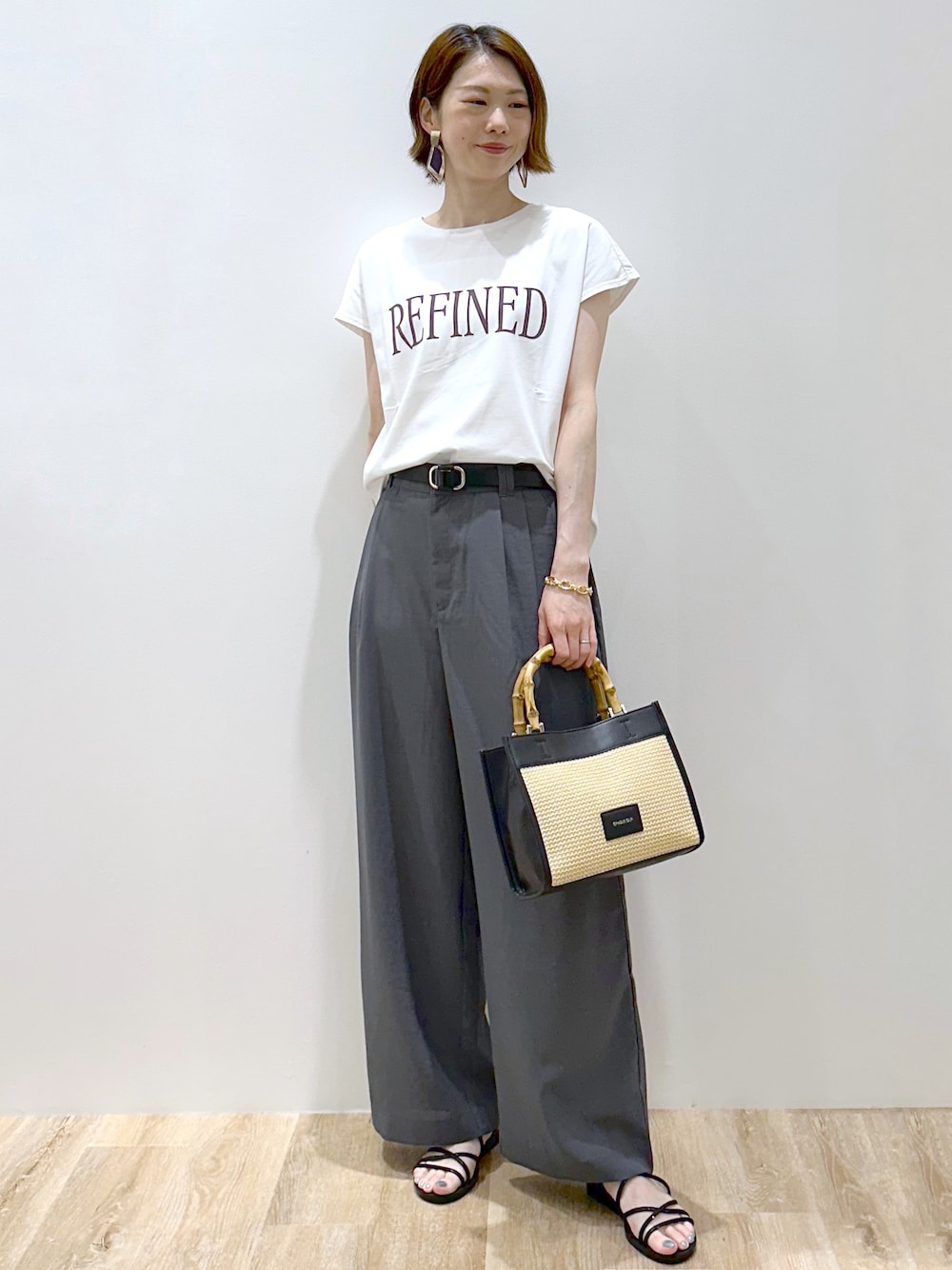 ホワイト系のTシャツ/カットソー、グレー系のその他パンツ、ブラック系のトートバッグを着用したレディースの夏コーディネートの1枚目の写真