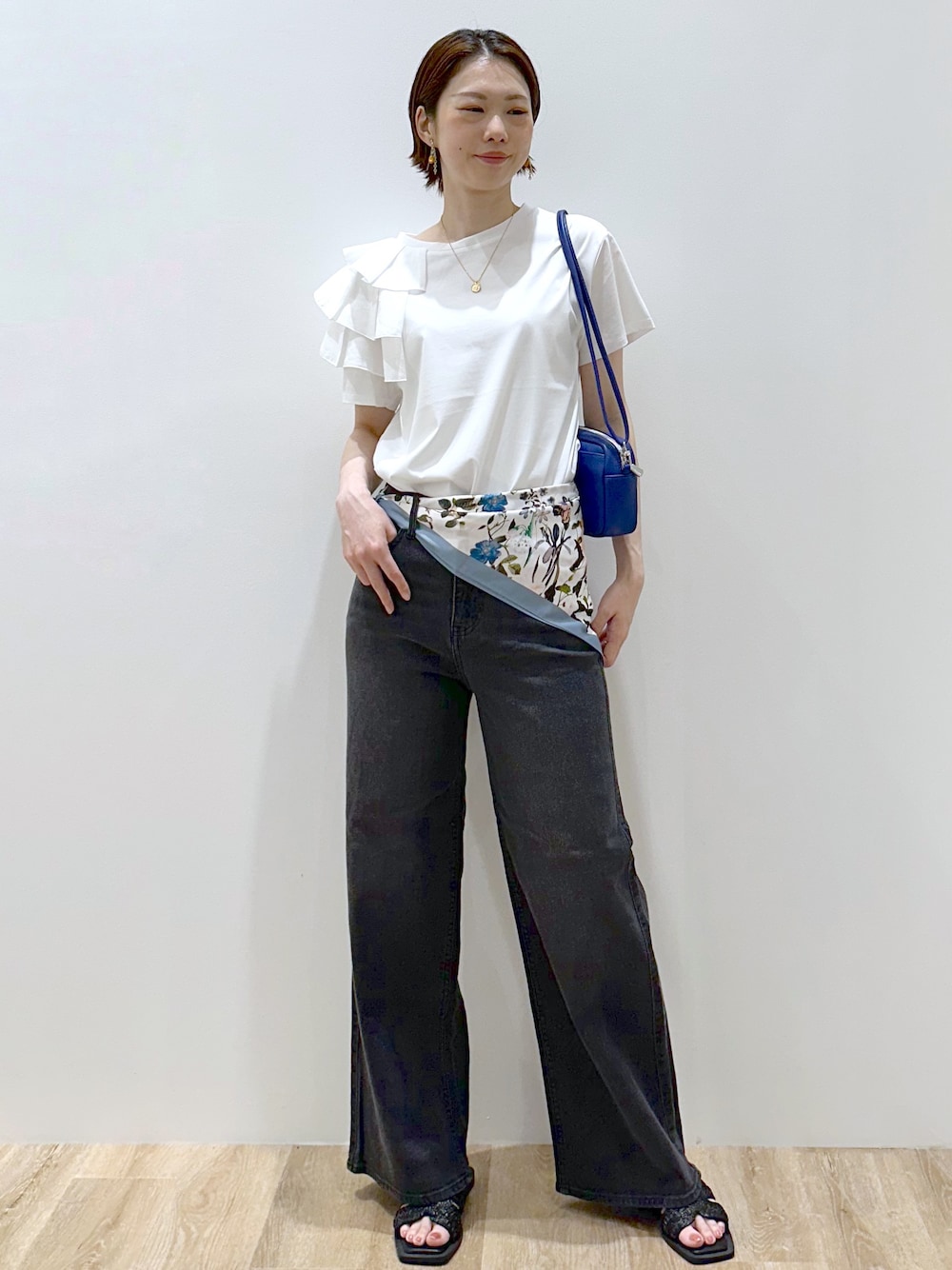 ホワイト系のTシャツ/カットソー、ブラック系のデニムパンツ、ブルー系のショルダーバッグを着用したレディースの夏コーディネートの1枚目の写真
