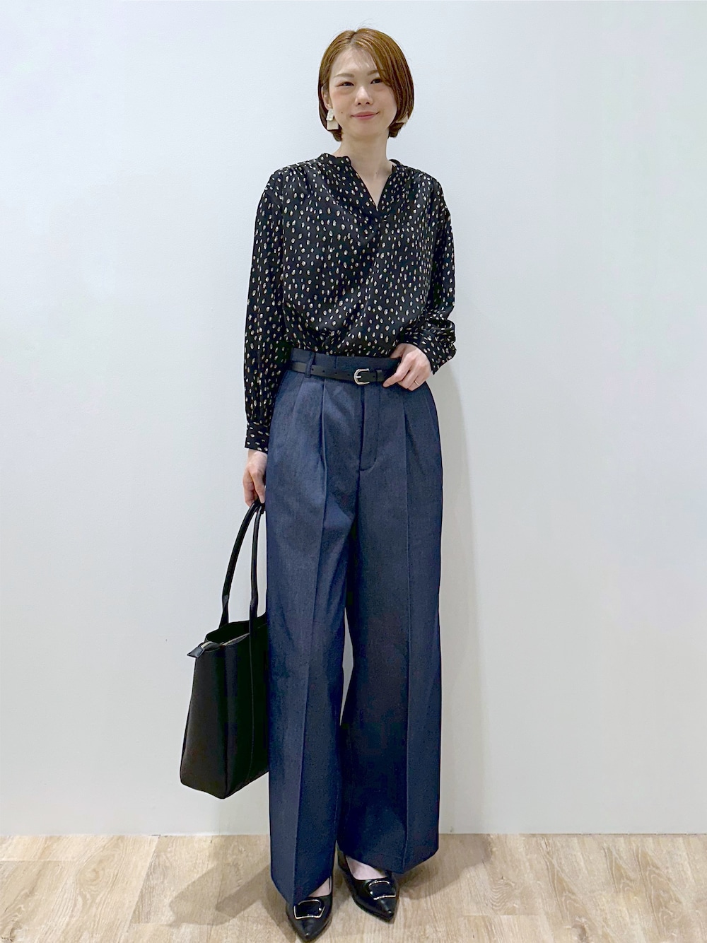 ブラック系のシャツ/ブラウス、ブルー系のその他パンツ、ブラック系のトートバッグを着用したレディースの秋コーディネートの1枚目の写真