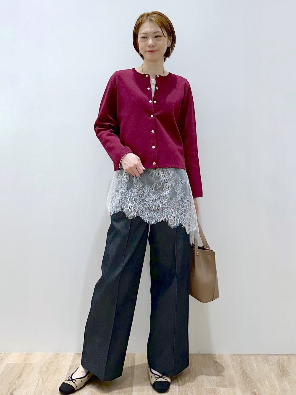 レッド系のカーディガン/ボレロ、ホワイト系のTシャツ/カットソー、ブラック系のその他パンツを着用したレディースの秋コーディネートの1枚目の写真