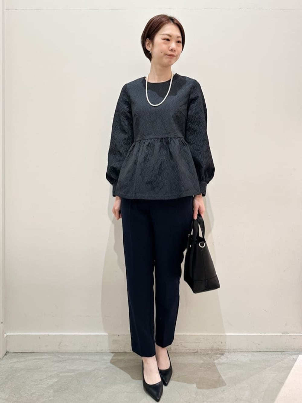 ブルー系のシャツ/ブラウス、ブルー系のその他パンツ、ブラック系のショルダーバッグを着用したレディースの春コーディネートの1枚目の写真
