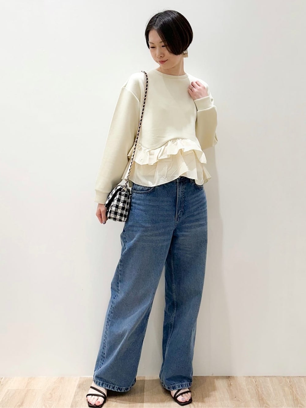 イエロー系のTシャツ/カットソー、ブルー系のデニムパンツ、ブラック系のショルダーバッグを着用したレディースの春コーディネートの1枚目の写真