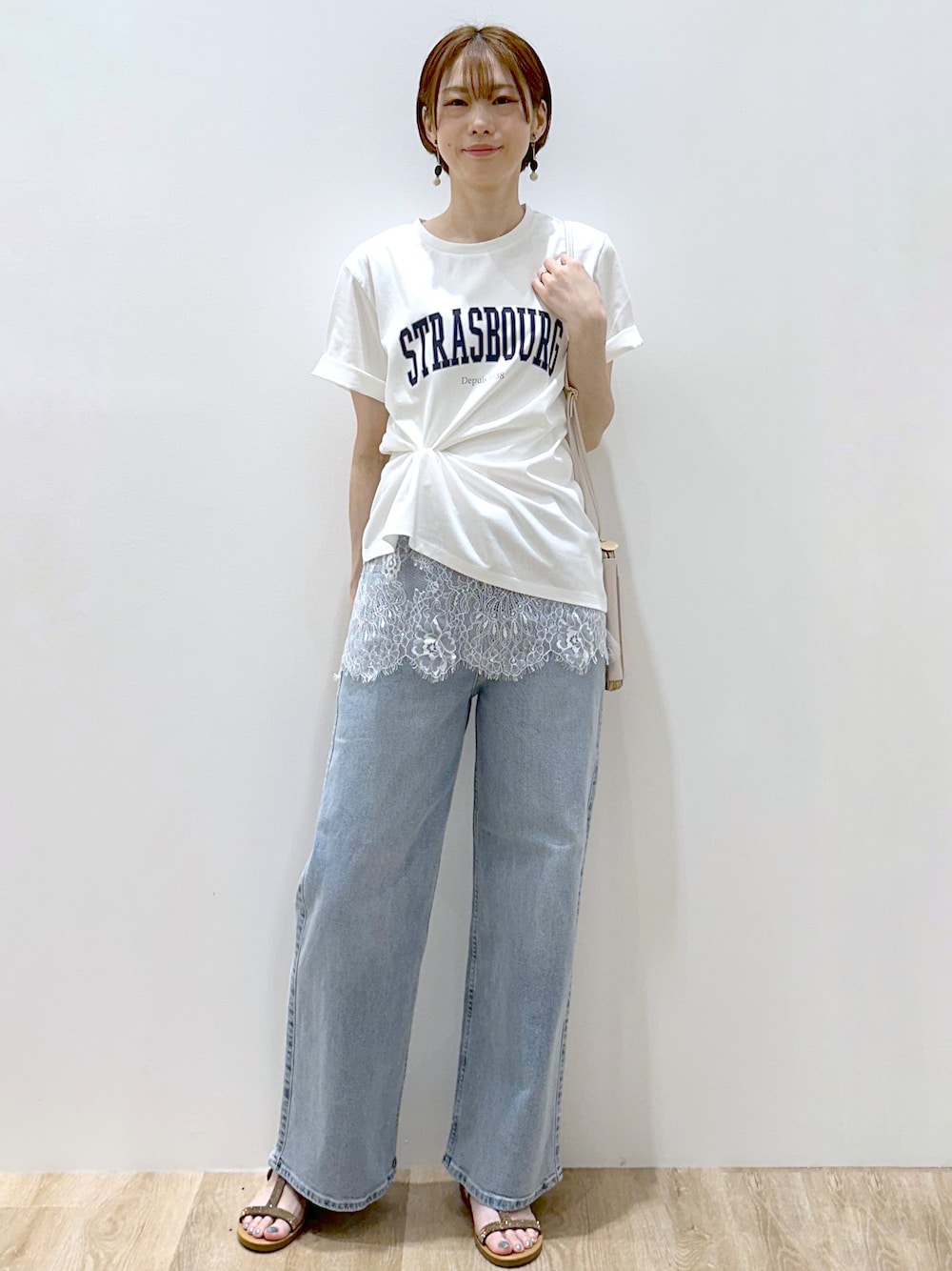 ホワイト系のTシャツ/カットソー、ホワイト系のタンクトップ、ブルー系のデニムパンツを着用したレディースの夏コーディネートの1枚目の写真