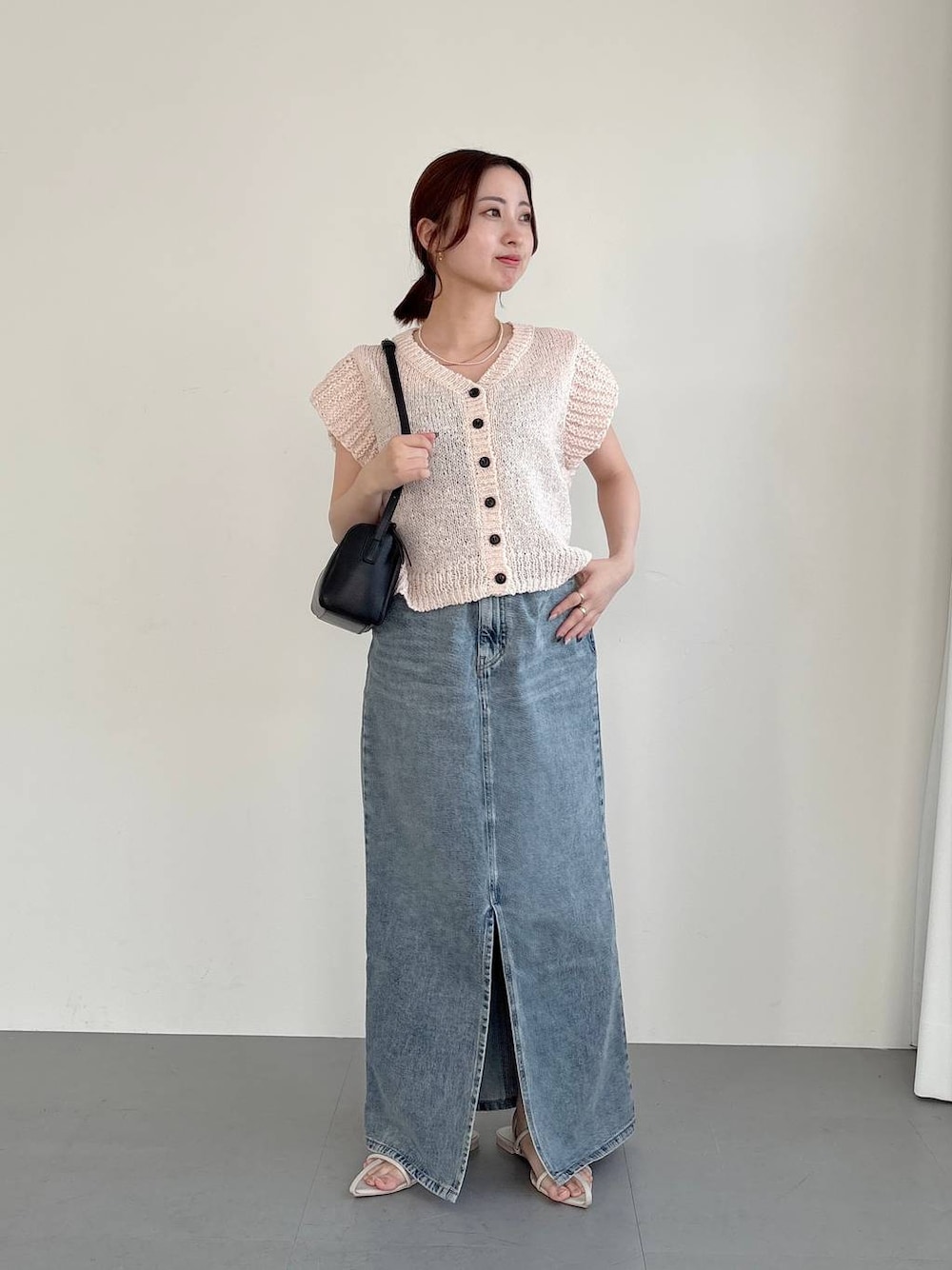 「低身長、ワントーン、きれいめ、デート/ロマンティック、女子会、SNAP_apart by lowrys、女子ウケ、カジュアル、apart by lowrys、デートコーデ」｜「A part byのスリットデニムスカート（デニムスカート、ブルー系）」を使った、ですこさん（レディース・148cm）の春コーディネートの1枚目の写真