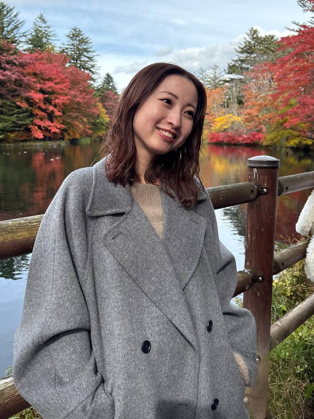 グレー系のその他アウター、イエロー系のワンピースを着用したレディースの秋コーディネートの1枚目の写真