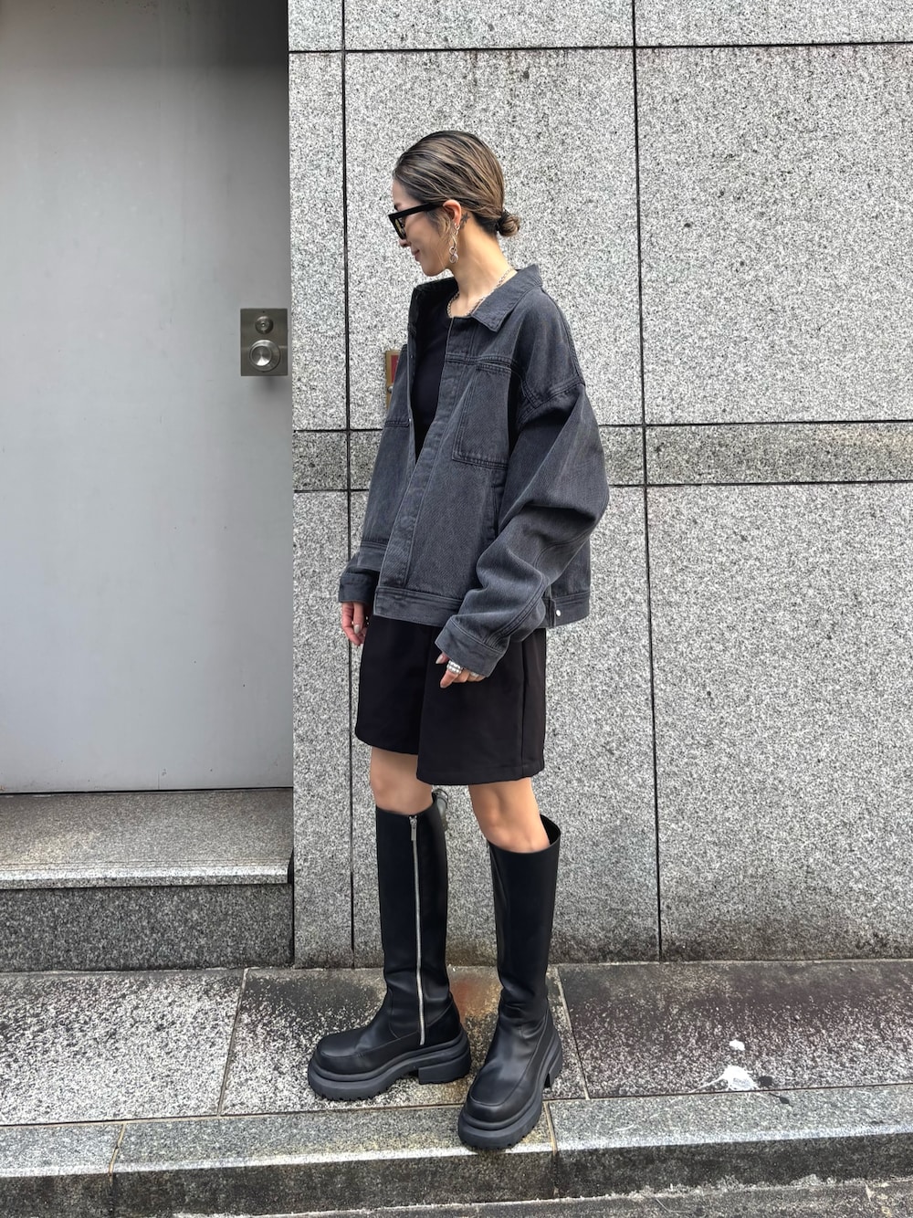 「秋服準備はじめました、休日スタイル、秋のコーデ、ゆるコーデ、シンプル、サングラス、デニムジャケット、Gジャン、ブーツ、ブーツスタイル、秋、秋コーデ、秋服、LHP」｜「DANKE SCHONのDankeSchon/ダンケシェーン/12OZ CHEMICAL DENIM JACKET（デニムジャケット、ブラック系）」を使った、hanae maruiさん（レディース・156cm）の秋コーディネートの1枚目の写真