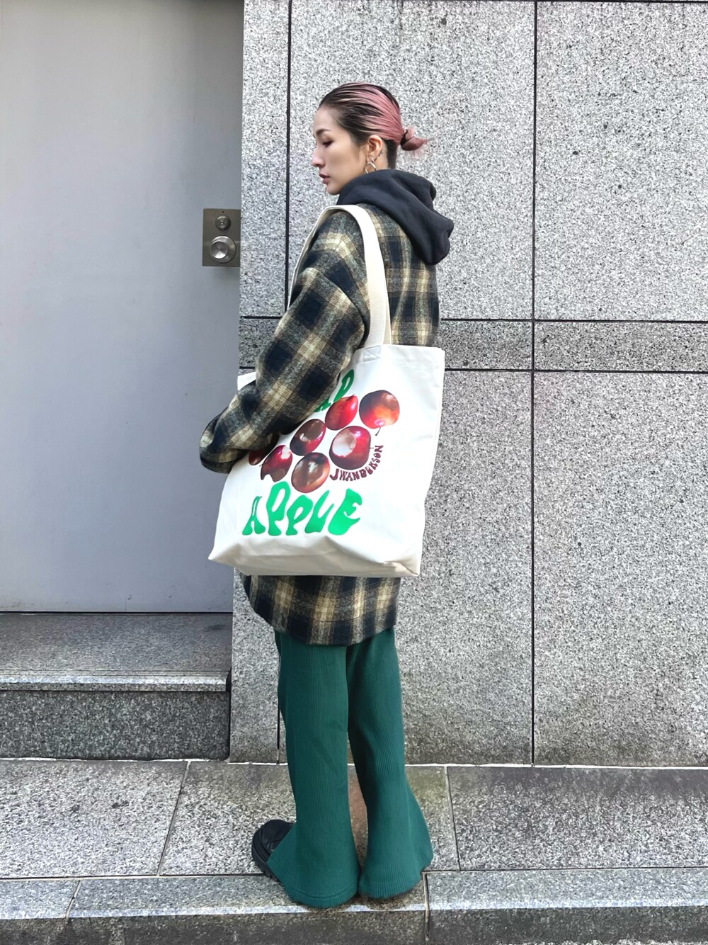 「休日コーデ、冬コーデ、パンツコーデ、カジュアル、低身長コーデ、outfit、パーカーコーデ、サイドゴアブーツ、カラーパンツ、チェック、チェックシャツ、ガウン、トートバッグ」｜「WHITELANDのWHITELAND/ホワイトランド/CHECK GOWN（カーディガン/ボレロ、ブルー系）」を使った、hanae maruiさん（レディース・155cm）の冬コーディネートの1枚目の写真