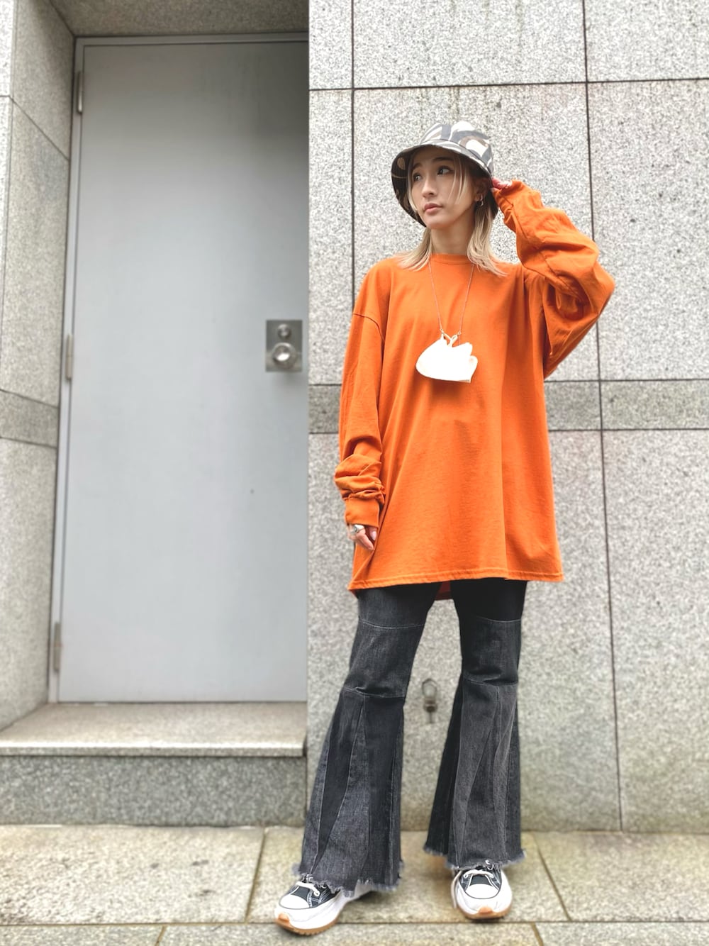 「秋服準備はじめました、ロンT、オレンジ、バケットハット、フレアデニム、フレアパンツ、オーバーサイズ、秋のコーデ、秋コーデ、LHP」｜「KaneZのKaneZ/ケインズ/MR.YING YANG L/S TEE/バックプリントロングスリーブTシャツ（Tシャツ/カットソー、オレンジ系）」を使った、hanae maruiさん（レディース・155cm）の夏コーディネートの1枚目の写真