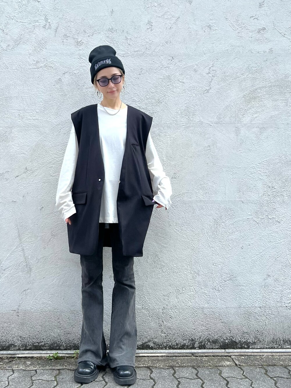 「春コーデ、春、ベスト、ノースリーブジャケット、ニット帽、サングラス、白Tシャツ、春服、デニム、プチプラコーデ、フレアデニム」｜「DANKE SCHONのDankeSchon/ダンケシェーン/ノースリーブジャケット（ノーカラージャケット、ブラック系）」を使った、hanae maruiさん（レディース・155cm）の春コーディネートの1枚目の写真