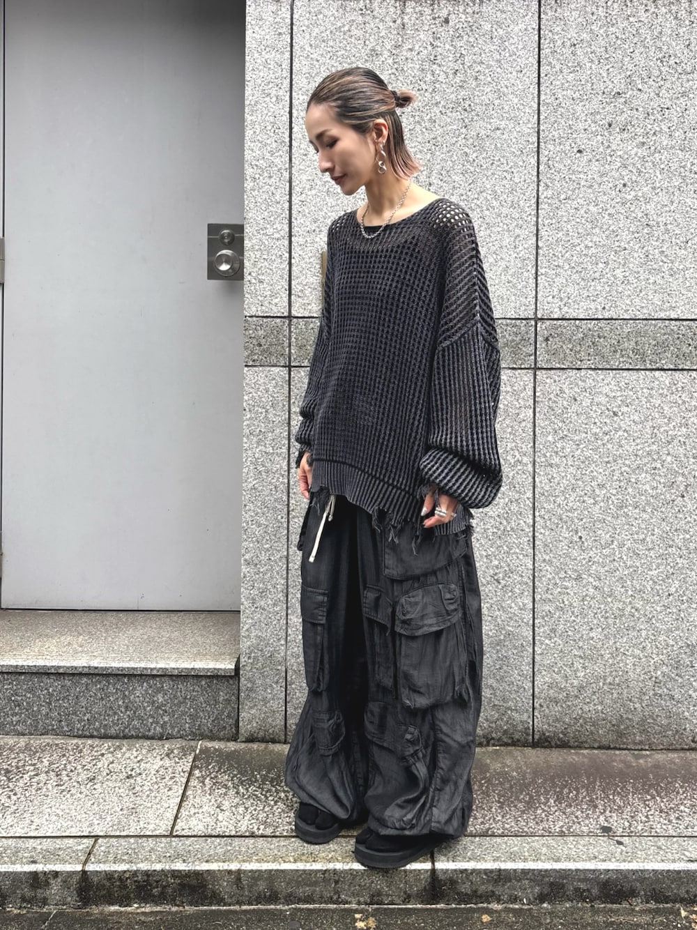 「休日スタイル、シンプルスタイル、ootd、着回しコーデ、パンツスタイル、ブラックコーデ、低身長コーデ、ワイドパンツ、ワイドカーゴパンツ、カーゴパンツ、メッシュニット、メッシュトップス、ストリート、lhp、LHP」｜「DANKE SCHONのDankeSchon/ダンケシェーン/CHEMICAL MESH KNIT CREWNECK（ニット/セーター、ブラック系）」を使った、hanae maruiさん（レディース・156cm）の夏コーディネートの1枚目の写真