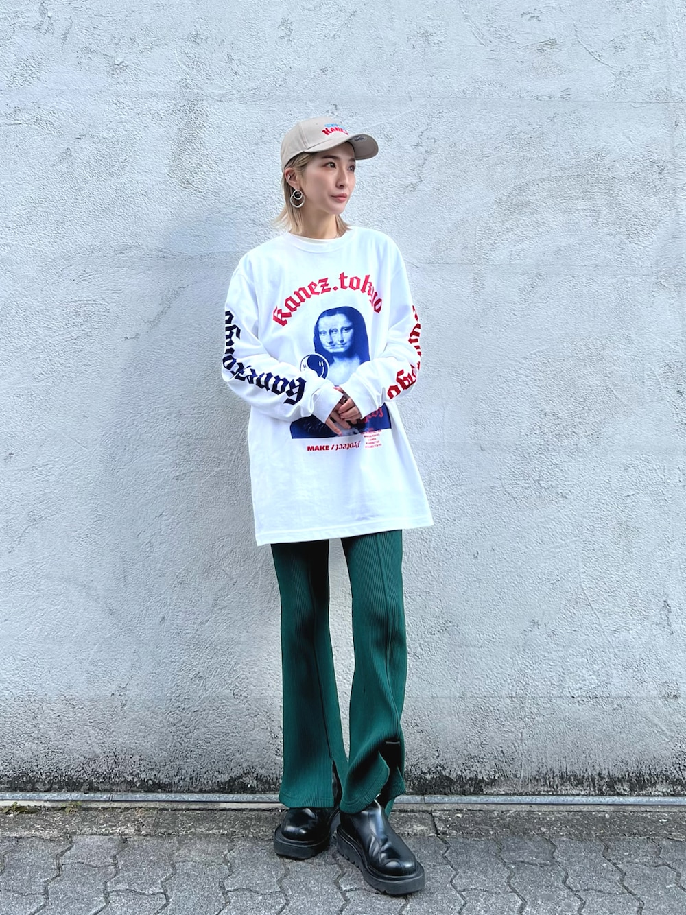 ホワイト系のTシャツ/カットソー、ベージュ系のキャップを着用したレディースの冬コーディネートの1枚目の写真