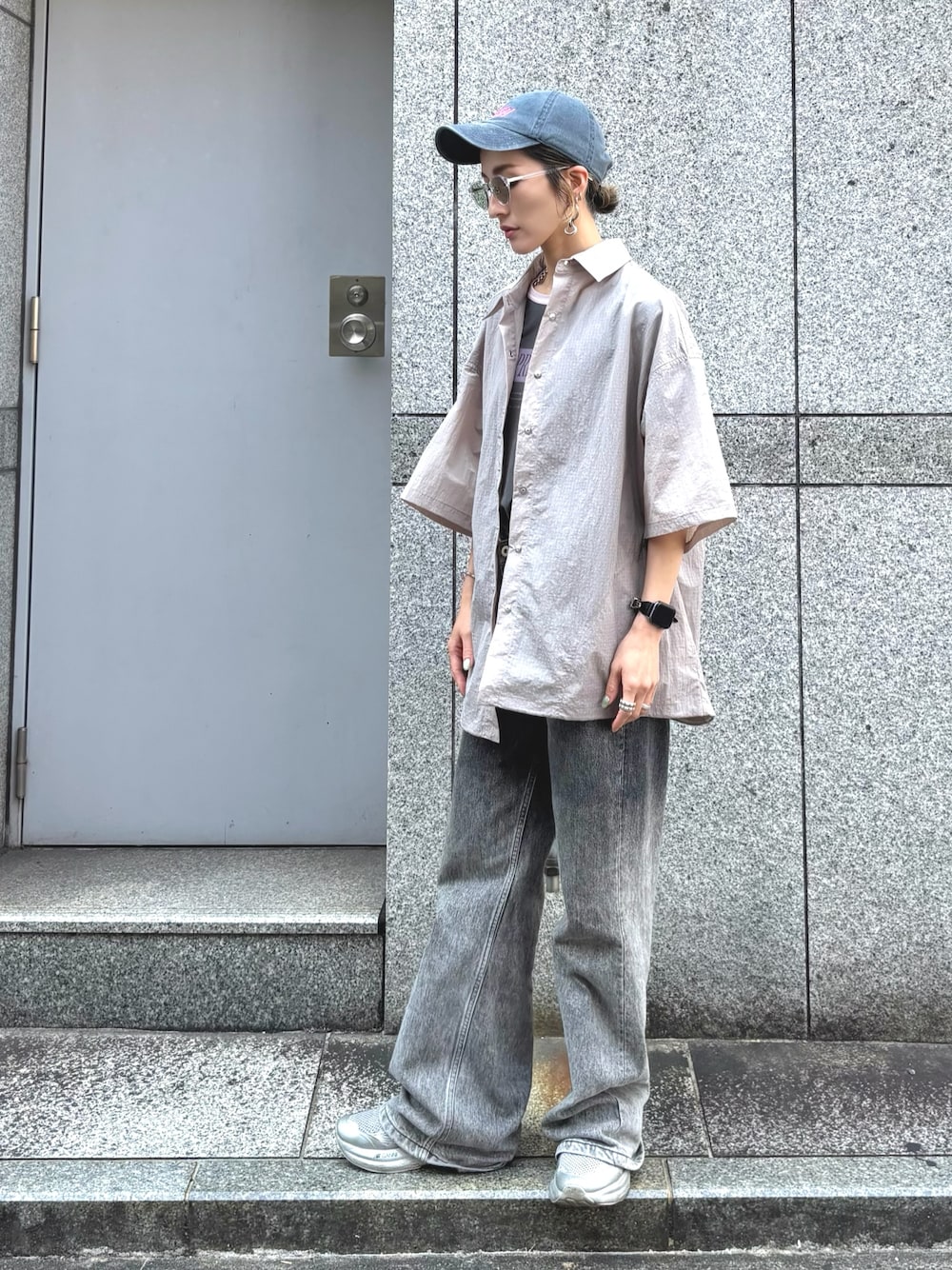 「レイヤードスタイル、150cm台コーデ、ラクチンコーデ、ゆるシルエット、夏服、ストリート、シャツスタイル、シャツ、半袖シャツ、サングラス、デニム、キャップ、LHP」｜「WHITELANDのWHITELAND/ホワイトランド/NYLON S/S SHIRT（シャツ/ブラウス、グレー系）」を使った、hanae maruiさん（レディース・156cm）の夏コーディネートの1枚目の写真