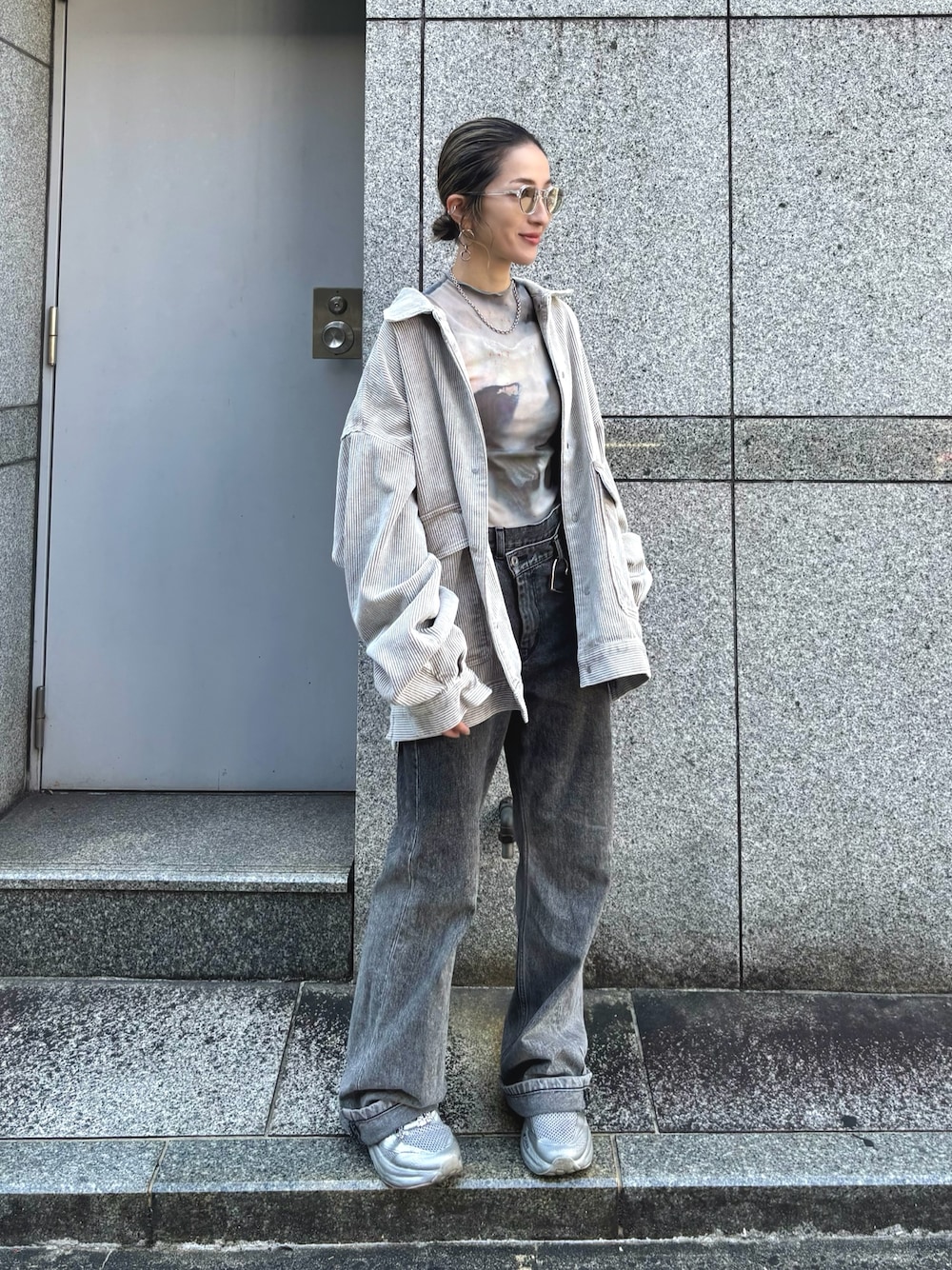 「秋服準備はじめました、秋のコーデ、初秋のパンツスタイル、低身長コーデ、デニム、ワイドデニム、ジャケット、ジャケットスタイル、カバーオール、コーデュロイ、サングラス、スニーカー、スニーカーコーデ、秋、秋コーデ」｜「DANKE SCHONのDankeSchon/ダンケシェーン/8WELL COURDUROY CHEMICAL COVERALLS（カバーオール、ベージュ系）」を使った、hanae maruiさん（レディース・156cm）の秋コーディネートの1枚目の写真