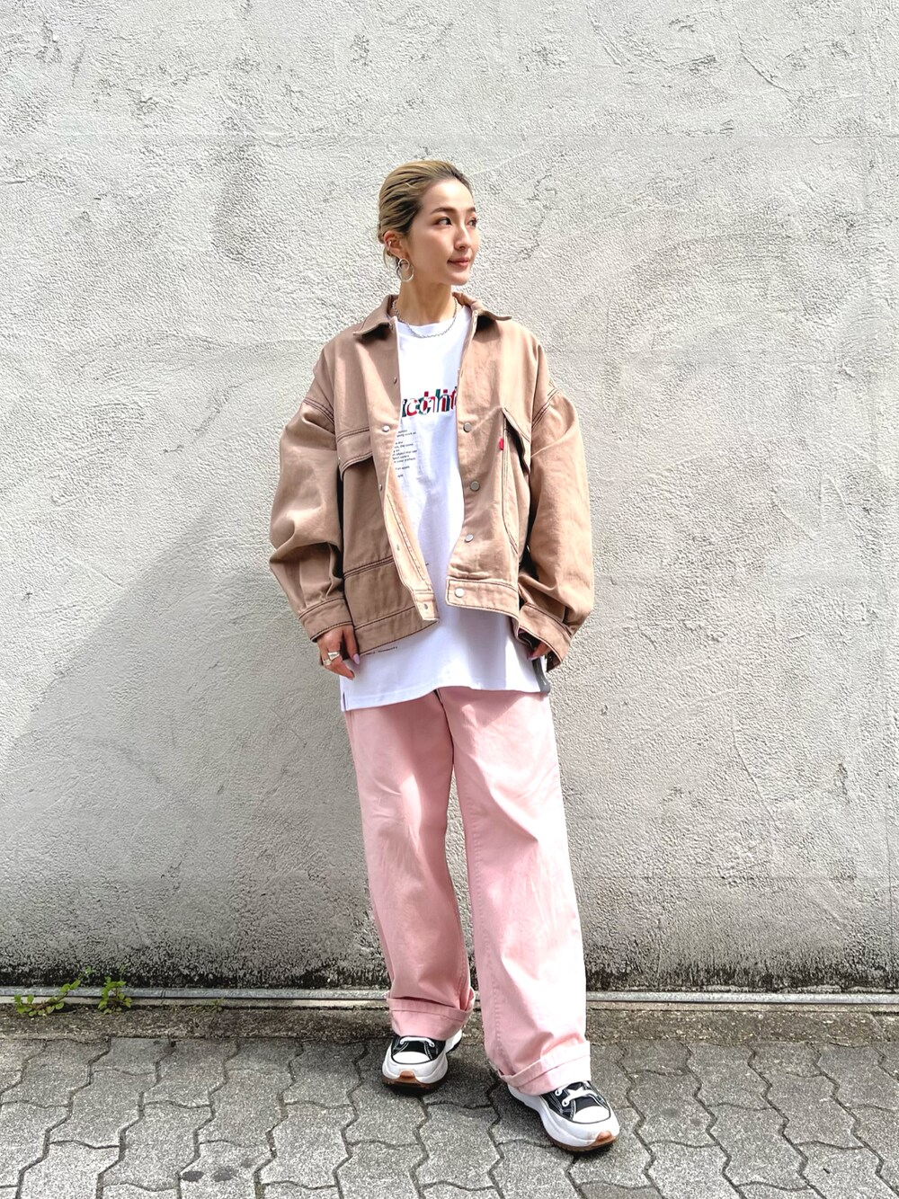 「カバーオール、春アウター、春コーデ、春、春カラー、ピンク、ベージュ、ワイドパンツ、カラーパンツ、スニーカー、スニーカーコーデ」｜「DANKE SCHONのDankeSchon/ダンケシェーン/0ステッチカバーオール/0 StitchCoveralls（カバーオール、ベージュ系）」を使った、hanae maruiさん（レディース・155cm）の春コーディネートの1枚目の写真