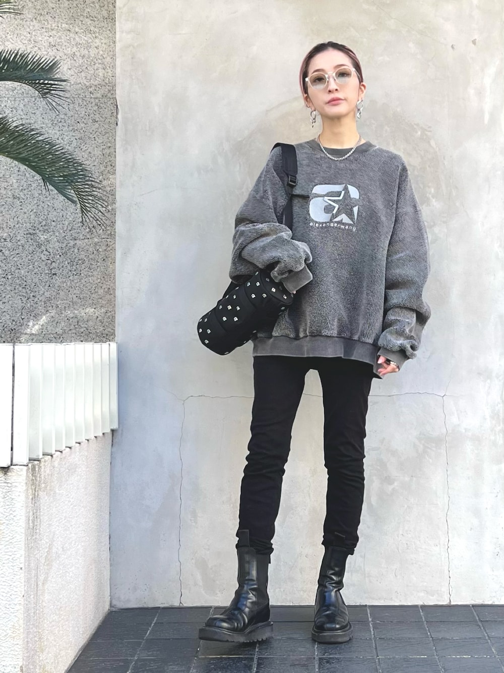 「スウェット、ブーツ、ショルダーバッグ、サングラス、冬コーデ、Alexander Wang、春コーデ、低身長、黒スキニー、今日のコーデ」｜「alexanderwangのアイテム（ショルダーバッグ、ブラック系）」を使った、hanae maruiさん（レディース・155cm）の冬コーディネートの1枚目の写真