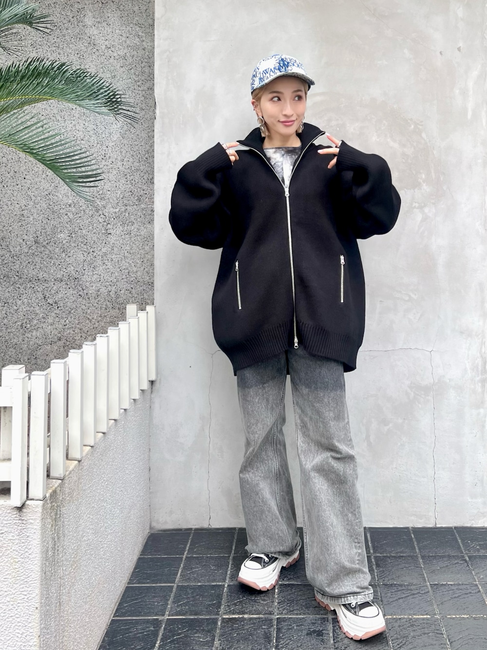 「ニット、デニム、キャップ、デニムパンツ、秋コーデ、秋服コーデ、秋アウター、ニットコーデ、ドライバーズニット、ジップニット」｜「DANKE SCHONのDankeschon/ダンケシェーン/ZIP UP KNIT（ニット/セーター、ブラック系）」を使った、hanae maruiさん（レディース・155cm）の秋コーディネートの1枚目の写真