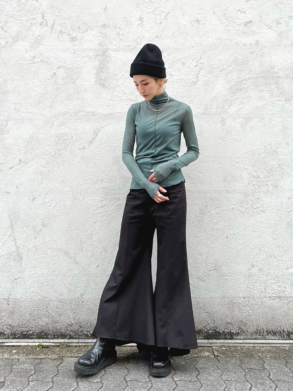 「春コーデ、ootd、シンプルコーデ、フレアパンツ、グリーン、タートルネック、ハイネック、ニット帽、春、春服」｜「L.H.Pのcourage/クラージュ/タートルネックニットソー（Tシャツ/カットソー、グリーン系）」を使った、hanae maruiさん（レディース・155cm）の春コーディネートの1枚目の写真