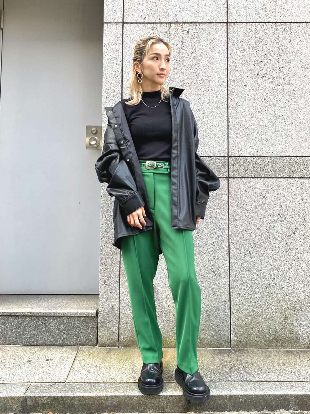 「シャツ、レザー、秋のコーデ、スラックス、LHP、シャツスタイル、秋コーデ、秋服準備はじめました」｜「DANKE SCHONのDankeSchon/ダンケシェーン/エコレザーシャツ/EcoLether Shirt（シャツ/ブラウス、ブラック系）」を使った、hanae maruiさん（レディース・155cm）の秋コーディネートの1枚目の写真
