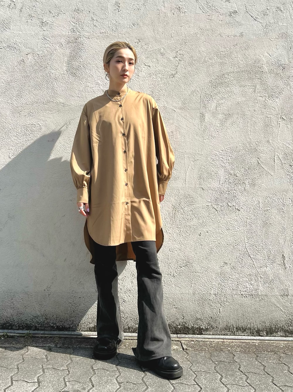 「春服みてみて、春服、シンプルコーデ、デニムパンツ、ootd、ノーカラーシャツ、シャツスタイル、シャツ、パンツスタイル」｜「L.H.Pのcourage/クラージュ/長袖ビッグワンピースシャツ（シャツ/ブラウス、ベージュ系）」を使った、hanae maruiさん（レディース・155cm）の春コーディネートの1枚目の写真