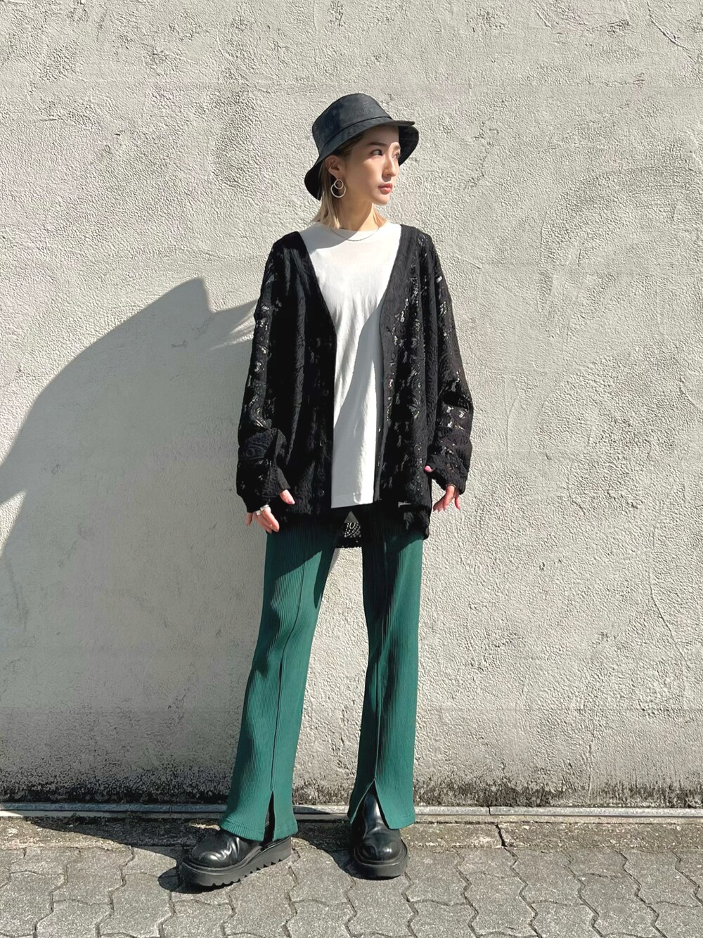「カーディガン、カラーパンツ、レース、ペイズリー、春、春コーデ、バケットハット、カーディガンコーデ」｜「JW Andersonのアイテム（帽子、ブラック系）」を使った、hanae maruiさん（レディース・155cm）の冬コーディネートの1枚目の写真