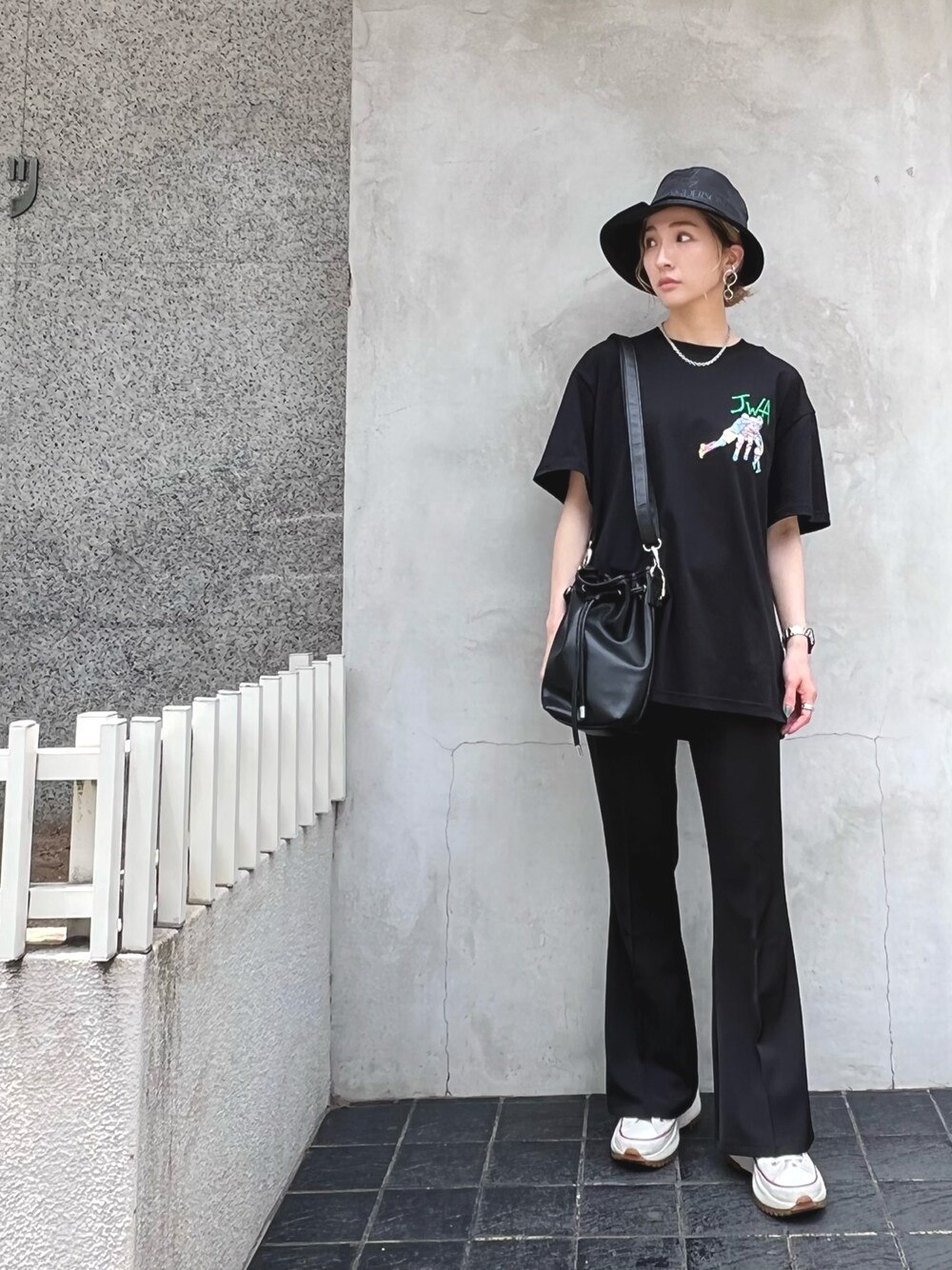 「休日スタイル、夏コーデ、春夏コーデ、ブラック、ブラックコーデ、黒パンツ、黒Tシャツ、Tシャツ、ショルダーバッグ、スラックス、フレアパンツ、スニーカー、バケットハット、JWANDERSON」｜「WHITELANDのWHITELAND/ホワイトランド/PURSE BAG（ショルダーバッグ、ブラック系）」を使った、hanae maruiさん（レディース・155cm）の夏コーディネートの1枚目の写真