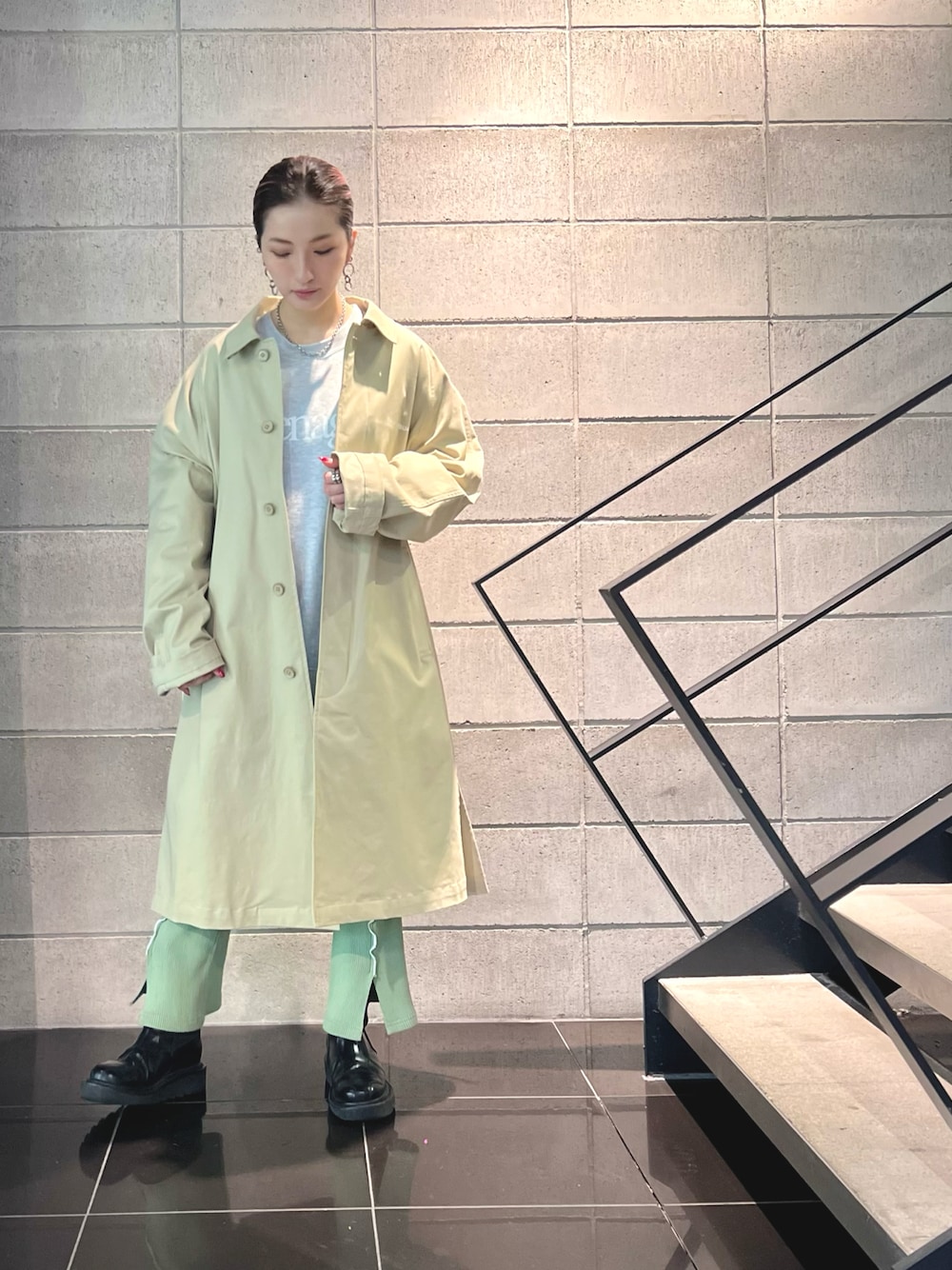 「スウェット、ステンカラーコート、ベージュ、お出かけコーデ、春アウター、春服、春色、春カラー、春コーデ、ゆったりコーデ」｜「A4AのA4A/エーフォーエー/GRAPHIC COAT（ステンカラーコート、ベージュ系）」を使った、hanae maruiさん（レディース・155cm）の春コーディネートの1枚目の写真