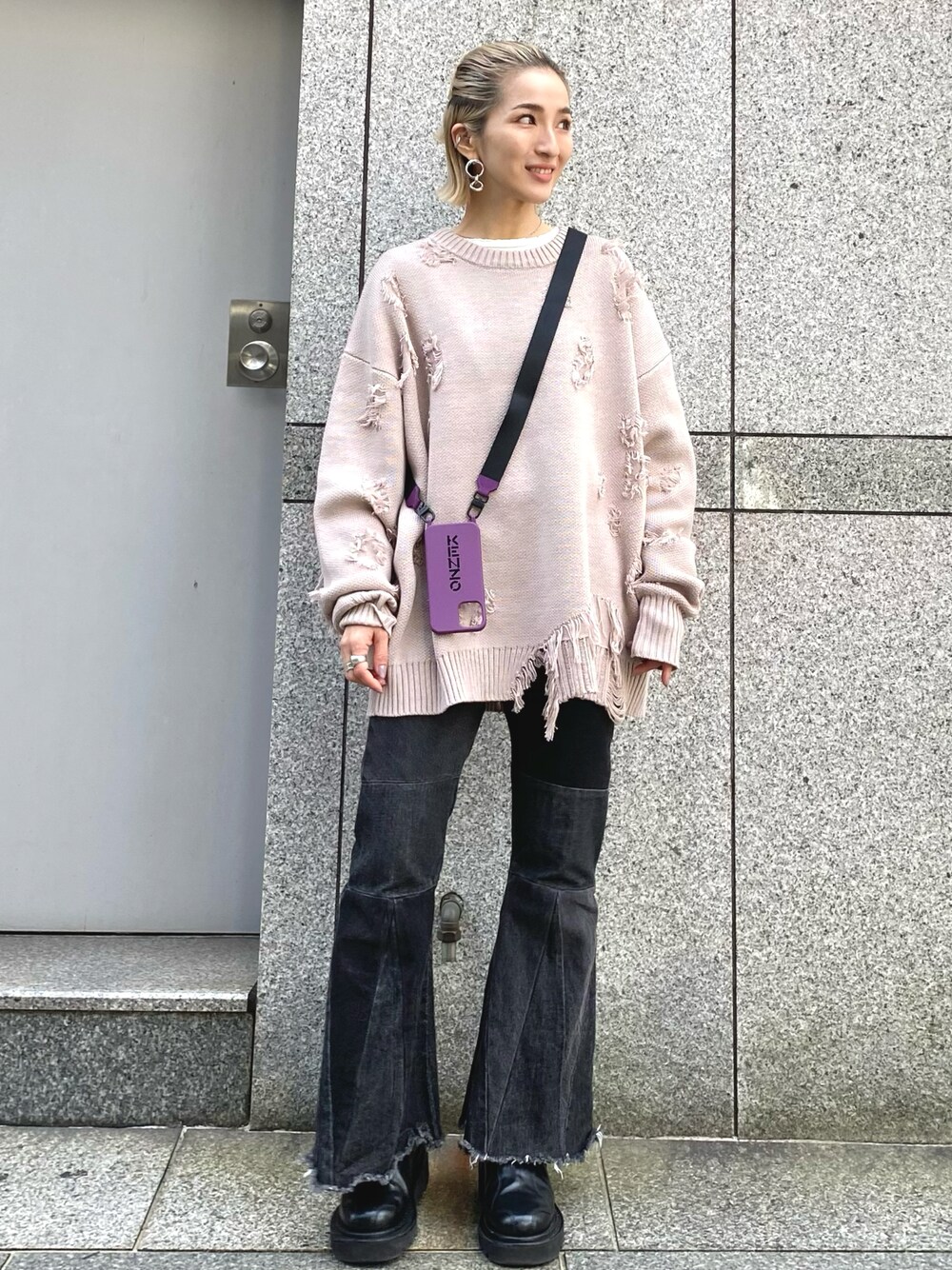 「秋冬コーデ、ニット、ニットコーデ、ブーツ、韓国ファッション、スマホケース、KENZO、ベージュ、ダメージニット、デニム」｜「DANKE SCHONのDankeSchon/ダンケシェーンン/ダメージニット/DAMEDE KNIT（ニット/セーター、ベージュ系）」を使った、hanae maruiさん（レディース・155cm）の秋コーディネートの1枚目の写真