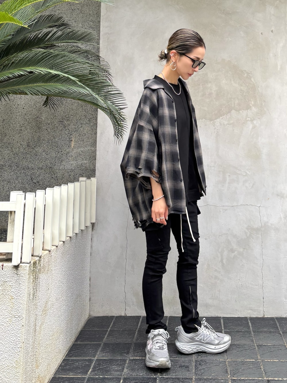 「柄シャツ、チェックシャツ、半袖シャツ、カーゴパンツ、スニーカー、スニーカーコーデ、サングラス、サングラススタイル、シャツスタイル、黒Tシャツ、お出かけコーデ、夏服、夏服コーデ」｜「DANKE SCHONのDankeSchon/ダンケシェーン/OMBRE CHECK DAMEGE S/S SHIRTS（シャツ/ブラウス、ブラック系）」を使った、hanae maruiさん（レディース・156cm）の春コーディネートの1枚目の写真