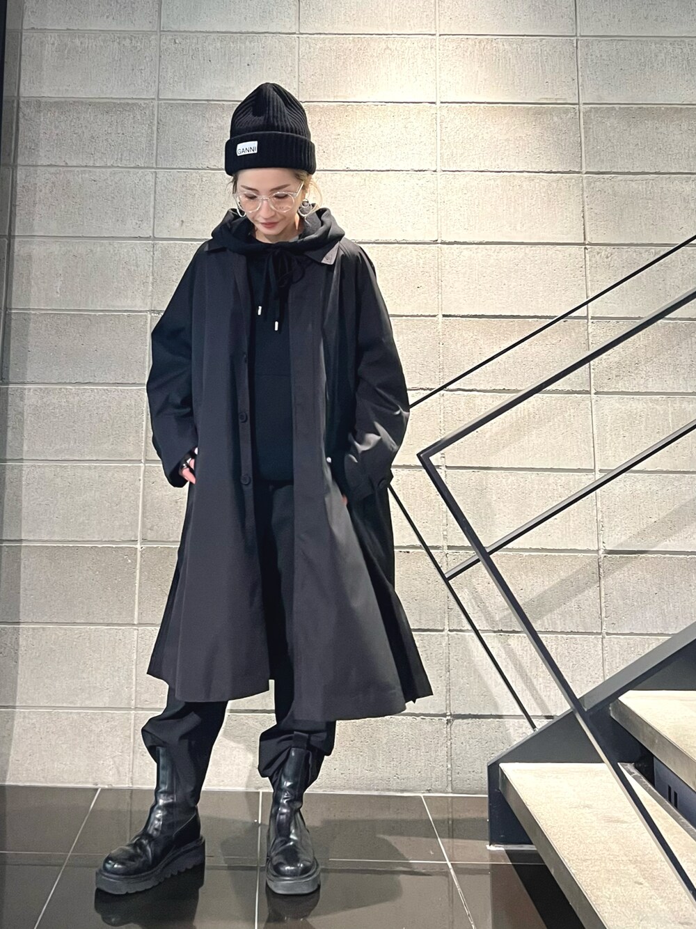 「ブーツ、ブラック、ニット帽、ステンカラーコート、ブラックコーデ、サングラス、オールブラック、春アウター、春、春コーデ」｜「A4AのA4A/エーフォーエー/ステンカラーコート（ステンカラーコート、ブラック系）」を使った、hanae maruiさん（レディース・155cm）の春コーディネートの1枚目の写真