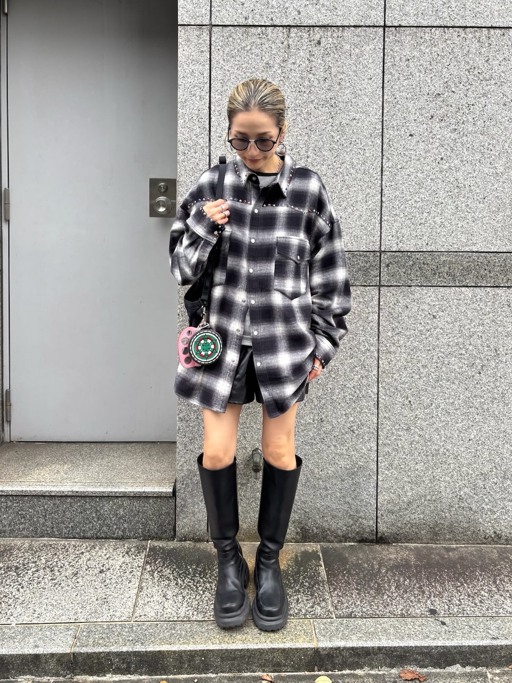 ブラック系のシャツ/ブラウス、ブラック系のサングラス、イエロー系のコインケースを着用したレディースの秋コーディネートの1枚目の写真