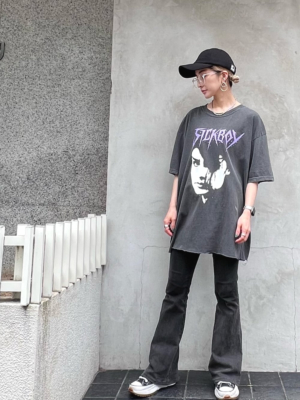 「デニム、ロゴT、夏、キャップ、Tシャツ、ラフ、休日コーデ、プリントT、夏コーデ、夏だ！Tシャツ着よう！」｜「WHITELANDのWHITELAND/ホワイトランド/TAG CAP/タグキャップ（キャップ、ブラック系）」を使った、hanae maruiさん（レディース・155cm）の夏コーディネートの1枚目の写真