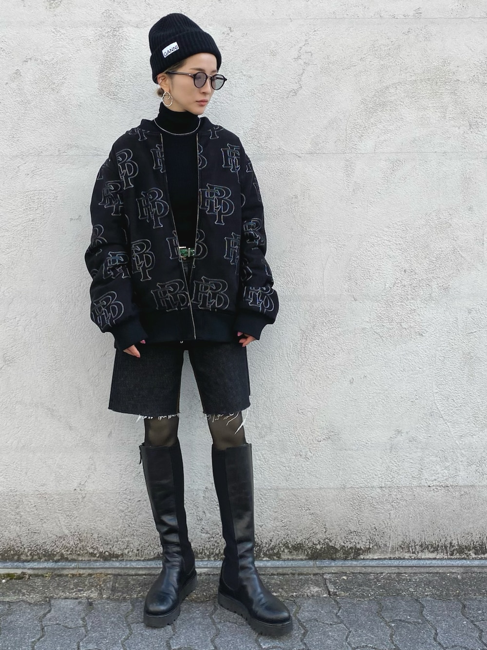 「ブルゾン、ブーツ、ブラック、ニット帽、ブラックコーデ、サングラス、タックイン、ootd、blackeyepatch、ブラックアイパッチ」｜「BlackEyePatchのアイテム（ブルゾン、ブラック系）」を使った、hanae maruiさん（レディース・155cm）の冬コーディネートの1枚目の写真