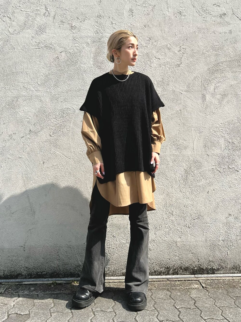 「春服みてみて、大人カジュアル、春服、パンツスタイル、デニムパンツ、レイヤードスタイル、ノーカラーシャツ、ニットベスト、春コーデ、休日コーデ、春」｜「L.H.Pのcourage/クラージュ/サイドスリットモールニットベスト（ベスト、ブラック系）」を使った、hanae maruiさん（レディース・155cm）の春コーディネートの1枚目の写真