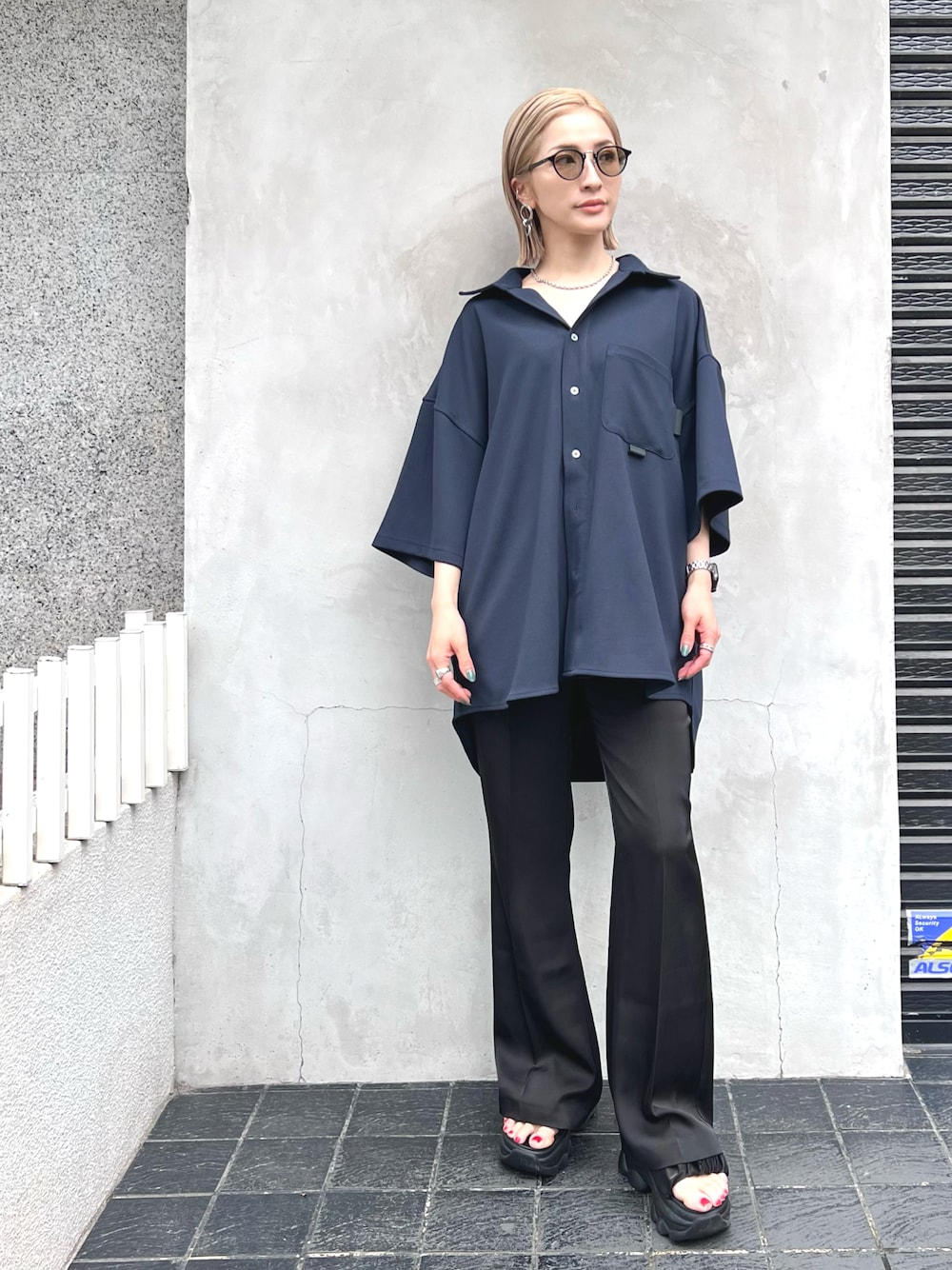 「シャツ、夏、ネイビー、スラックス、サングラス、休日スタイル、サンダル、雨の日コーデ、半袖シャツ、A.D.S.R.」｜「WHITELANDのWHITELAND/ホワイトランド/s/s Shirts（シャツ/ブラウス、ブルー系）」を使った、hanae maruiさん（レディース・155cm）の夏コーディネートの1枚目の写真