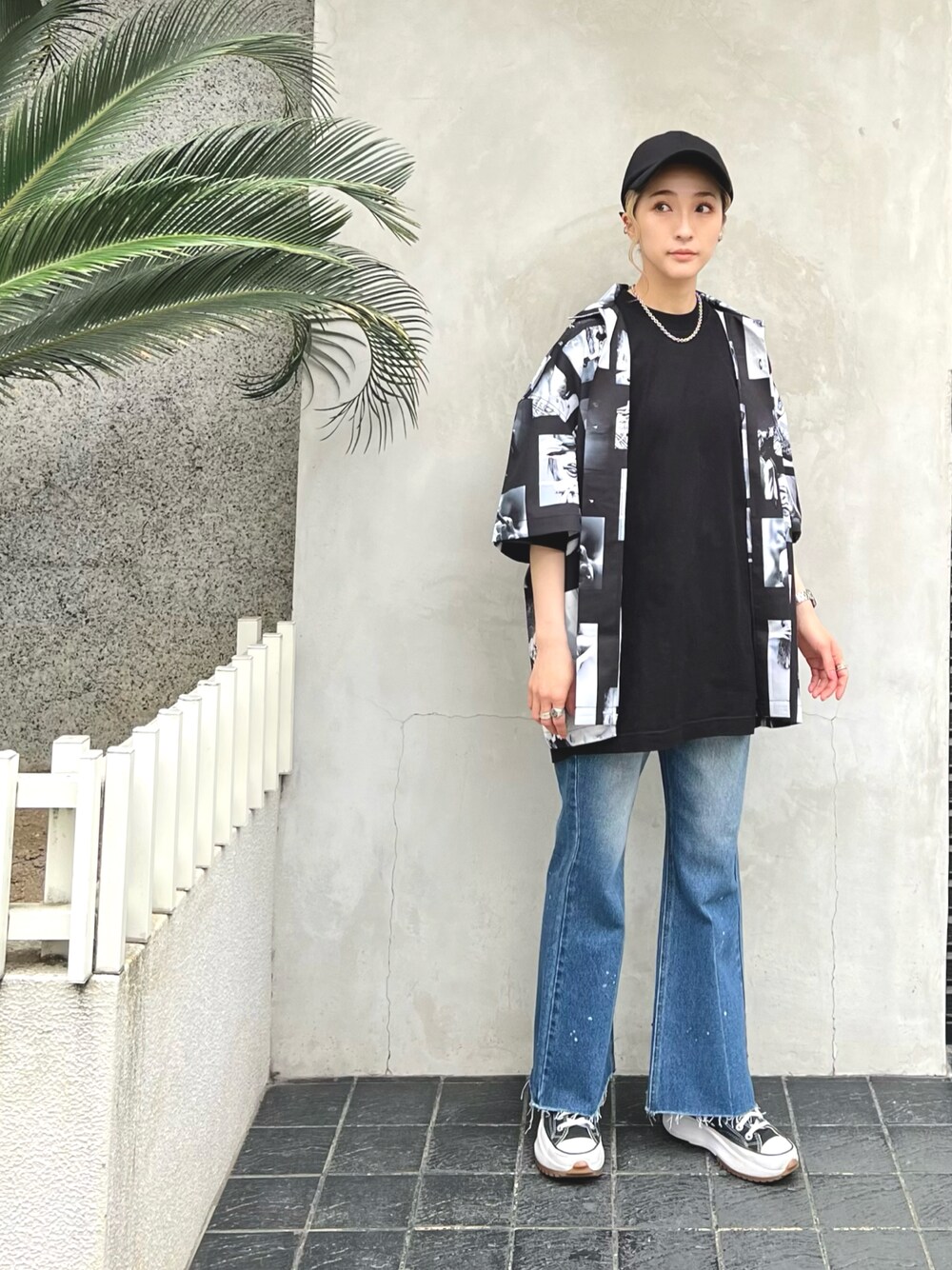 「スニーカー、デニム、シャツ、夏、キャップ、デニムパンツ、シャツスタイル、半袖シャツ、初夏コーデ」｜「A4AのA4A/エーフォーエー/PHOTO s/s Shirts/フォトショートスリーブバック（シャツ/ブラウス、ブラック系）」を使った、hanae maruiさん（レディース・155cm）の春コーディネートの1枚目の写真