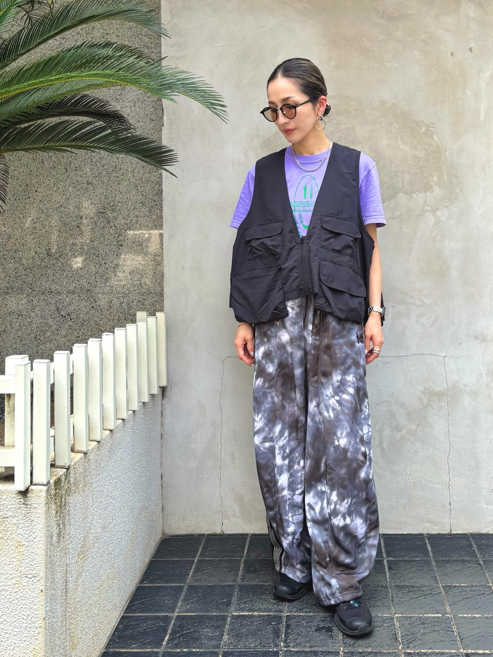 「おでかけコーデ、レイヤード、Tシャツ/カットソー、レイヤードスタイル、トラックパンツ、ワイドパンツ、NEEDLES、サングラス、アイウェア、adsr、ベスト、スニーカー、LHP、ストリート」｜「A.D.S.R.のADSR/エーディーエスアール/SATCHMO（サングラス、ブラウン系）」を使った、hanae maruiさん（レディース・156cm）の夏コーディネートの1枚目の写真