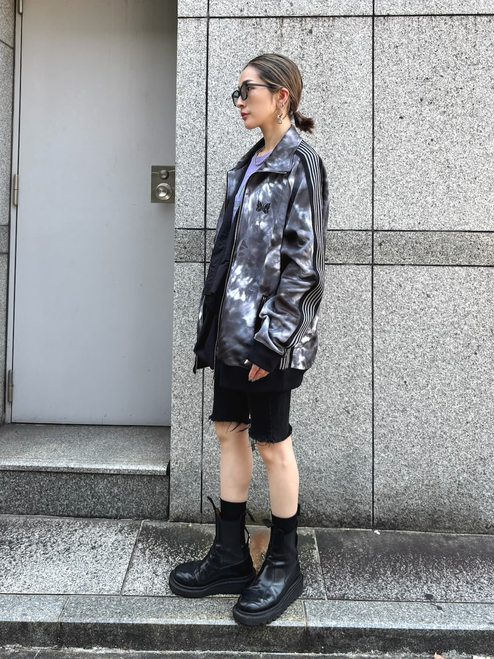 「サングラス、パンツコーデ、低身長女子、NEEDLES、トラックジャケット、タイダイ柄、ショートパンツ、ブーツ、秋、秋コーデ、秋のコーデ、秋冬コーデ、秋服、秋服準備はじめました、LHP」｜「A.D.S.R.のADSR/エーディーエスアール/MONK(モンク)（サングラス、グリーン系）」を使った、hanae maruiさん（レディース・156cm）の夏コーディネートの1枚目の写真