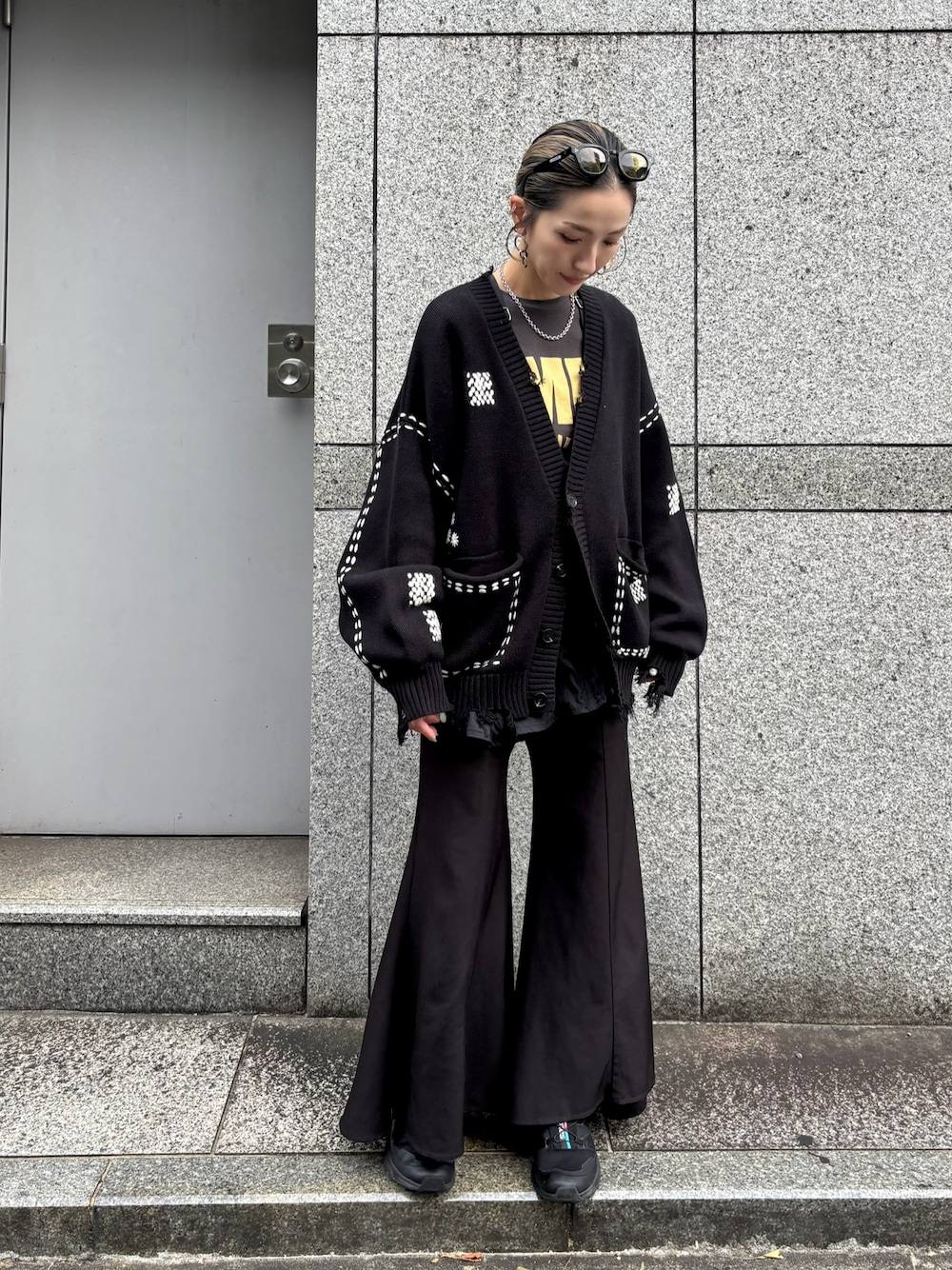 「秋服準備はじめました、大人女子、今日のコーデ、150cm台コーデ、ootd、ママファッション、レディースファッション、カーディガン、モノトーン、ブラック、秋コーデ、秋、秋のコーデ、サングラス、LHP」｜「DANKE SCHONのDankeSchon/ダンケシェーン/HAND STITCH KNIT CARDIGAN（カーディガン/ボレロ、ブラック系）」を使った、hanae maruiさん（レディース・156cm）の夏コーディネートの1枚目の写真
