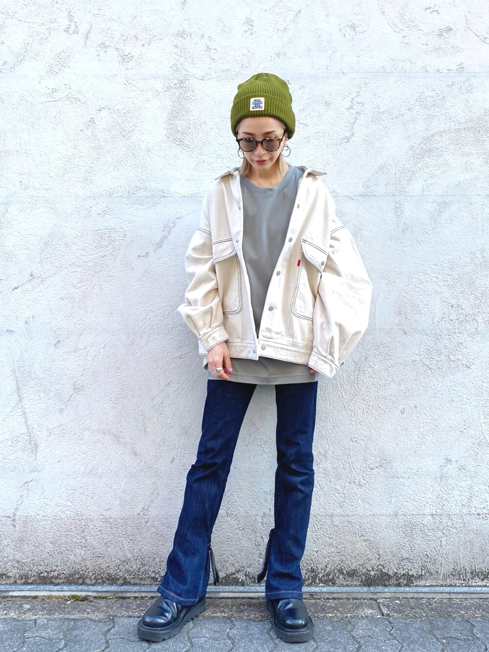 「春、ニット帽、カバーオール、ストリート、春先取り、デニム、デニムパンツ、サングラス、春コーデ」｜「A.D.S.R.のADSR/エーディーエスアール/MONK(モンク)（サングラス、ブラウン系）」を使った、hanae maruiさん（レディース・155cm）の冬コーディネートの1枚目の写真