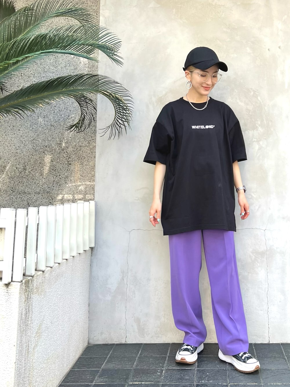 ブラック系のTシャツ/カットソー、ブラック系のTシャツ/カットソー、ブラック系のキャップを着用したレディースの春コーディネートの1枚目の写真