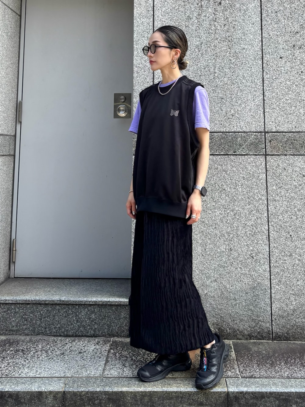 「ブラックコーデ、ノースリーブ、半袖シャツ、サングラス、スニーカー、夏ファッション、夏コーデ、レディースファッション、夏服、お出かけコーデ、スカートスタイル、NEEDLES、レイヤードスタイル、LHP」｜「Needlesのアイテム（タンクトップ、ブラック系）」を使った、hanae maruiさん（レディース・156cm）の夏コーディネートの1枚目の写真