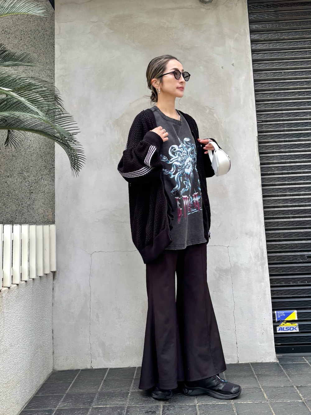 「スニーカー、おでかけコーデ、春服コーデ、パンツスタイル、春服、リラックススタイル、LHP、ノースリーブ、サングラス、ブラックコーデ」｜「A.D.S.R.のADSR/エーディーエスアール/SATCHMO（サングラス、ブラック系）」を使った、hanae maruiさん（レディース・156cm）の春コーディネートの1枚目の写真