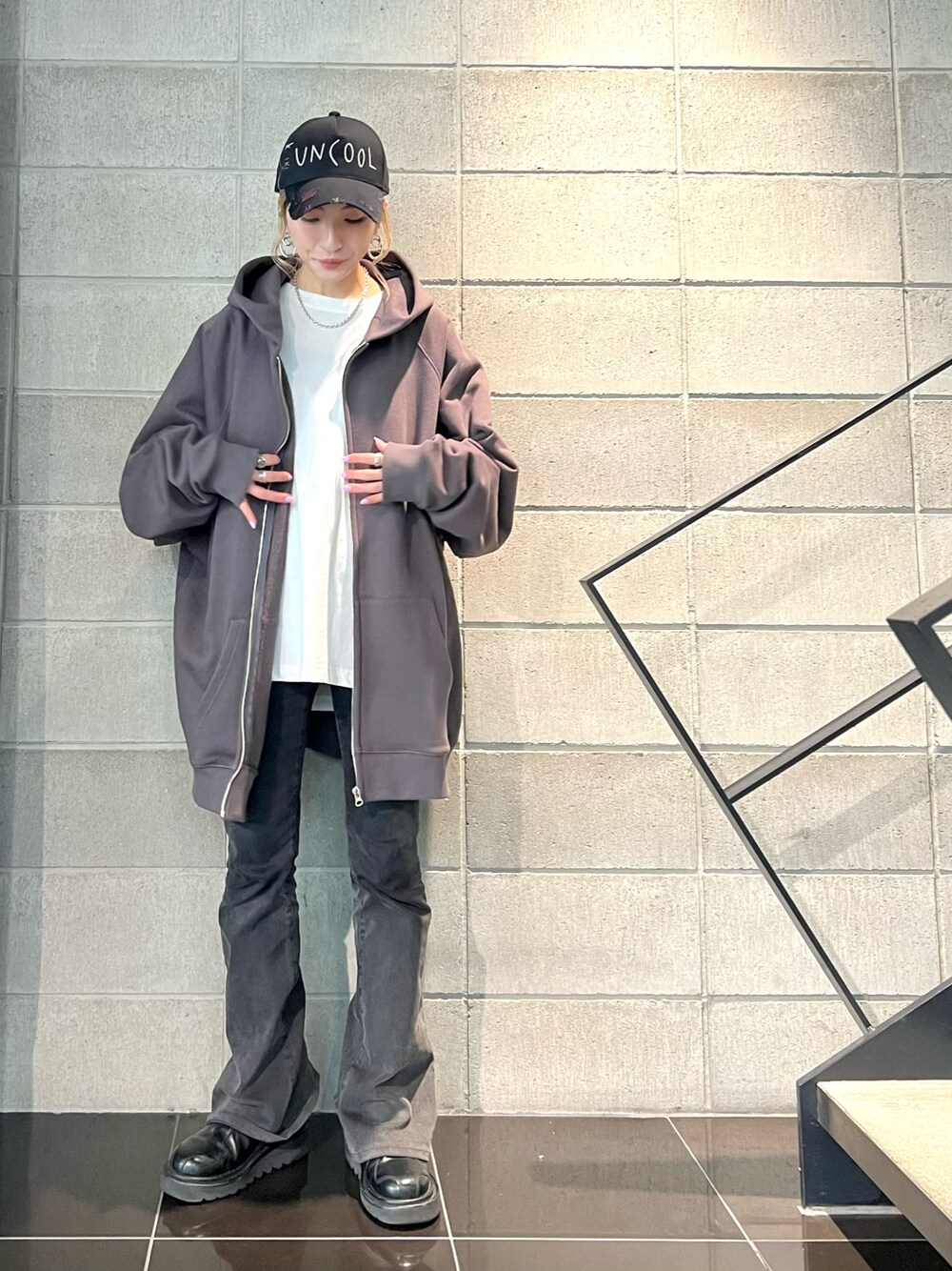 「春服、シンプルコーデ、パンツスタイル、フレアパンツ、パーカー、ジップパーカ、春コーデ、オーバーサイズ、キャップ、白Tシャツ」｜「WHITELANDのWHITELAND/ホワイトランド/ZIP SWEAT HOODY/ジップスウェットパーカー（パーカー、グレー系）」を使った、hanae maruiさん（レディース・155cm）の春コーディネートの1枚目の写真