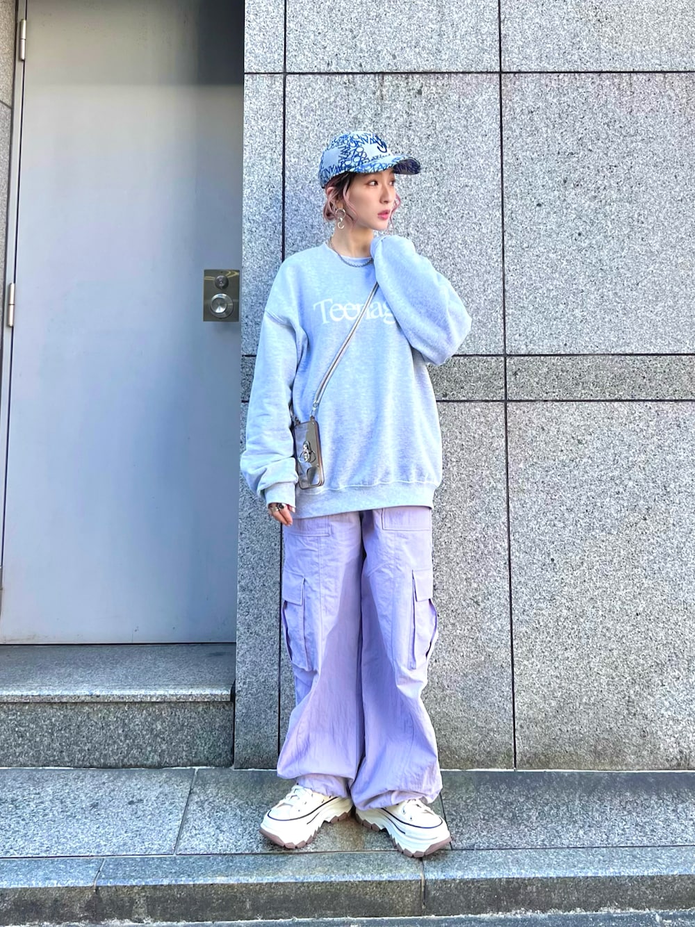 「春服、春、スウェット、カーゴパンツ、春カラー、春コーデ、スニーカー、キャップ、スマホショルダー、スマホケース、コンバース、春色、カラーパンツ」｜「TopologieのTopologie/トポロジーVerdon Phone Case /アイフォンケース ダークミラー/Dark Mirror【ケース単体】iPhone13/13Pro/11 12/12Pro対応（スマホケース/カバー、その他）」を使った、hanae maruiさん（レディース・155cm）の冬コーディネートの1枚目の写真