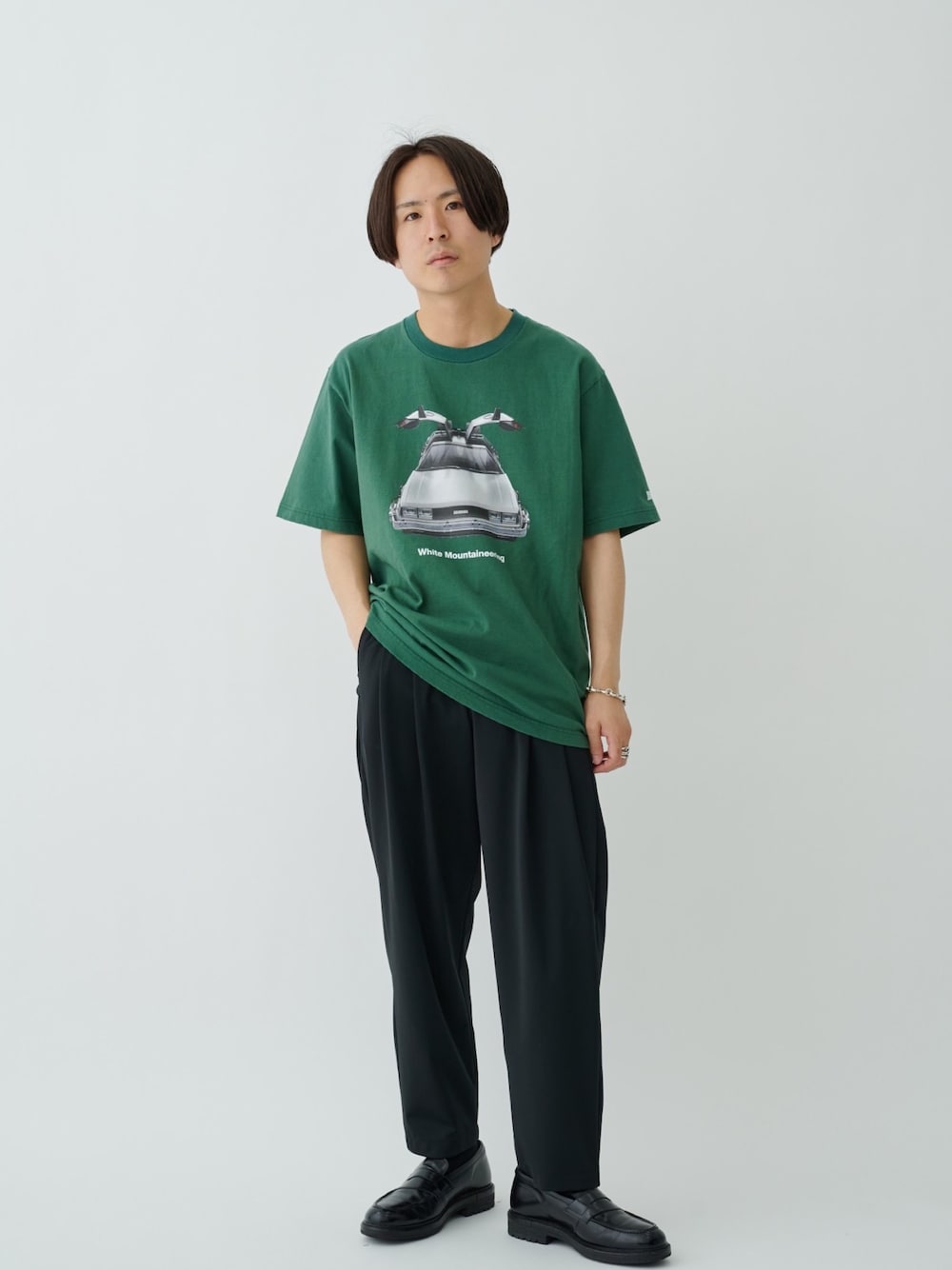 「シンプルコーデ、リラックススタイル、夏コーデ、春夏コーデ」｜「ATTACHMENTのSTUDIOUS別注 2Tuck Wide Tapered Slacks（スラックス、ブラック系）」を使った、yoshidaさん（メンズ・169cm）の春コーディネートの1枚目の写真