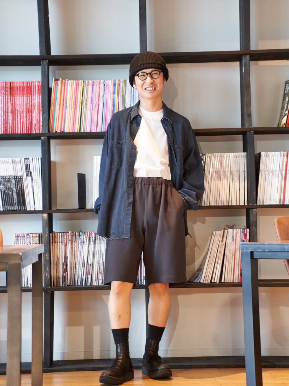 「デニム、メガネ男子、きれいめカジュアル、春夏コーデ、休日スタイル、着回しコーデ、低身長コーデ、カジュアルコーデ、イージーパンツ」｜「markaのDAMAGE SHIRTS（シャツ/ブラウス、ブラック系）」を使った、yoshidaさん（メンズ・169cm）の春コーディネートの1枚目の写真