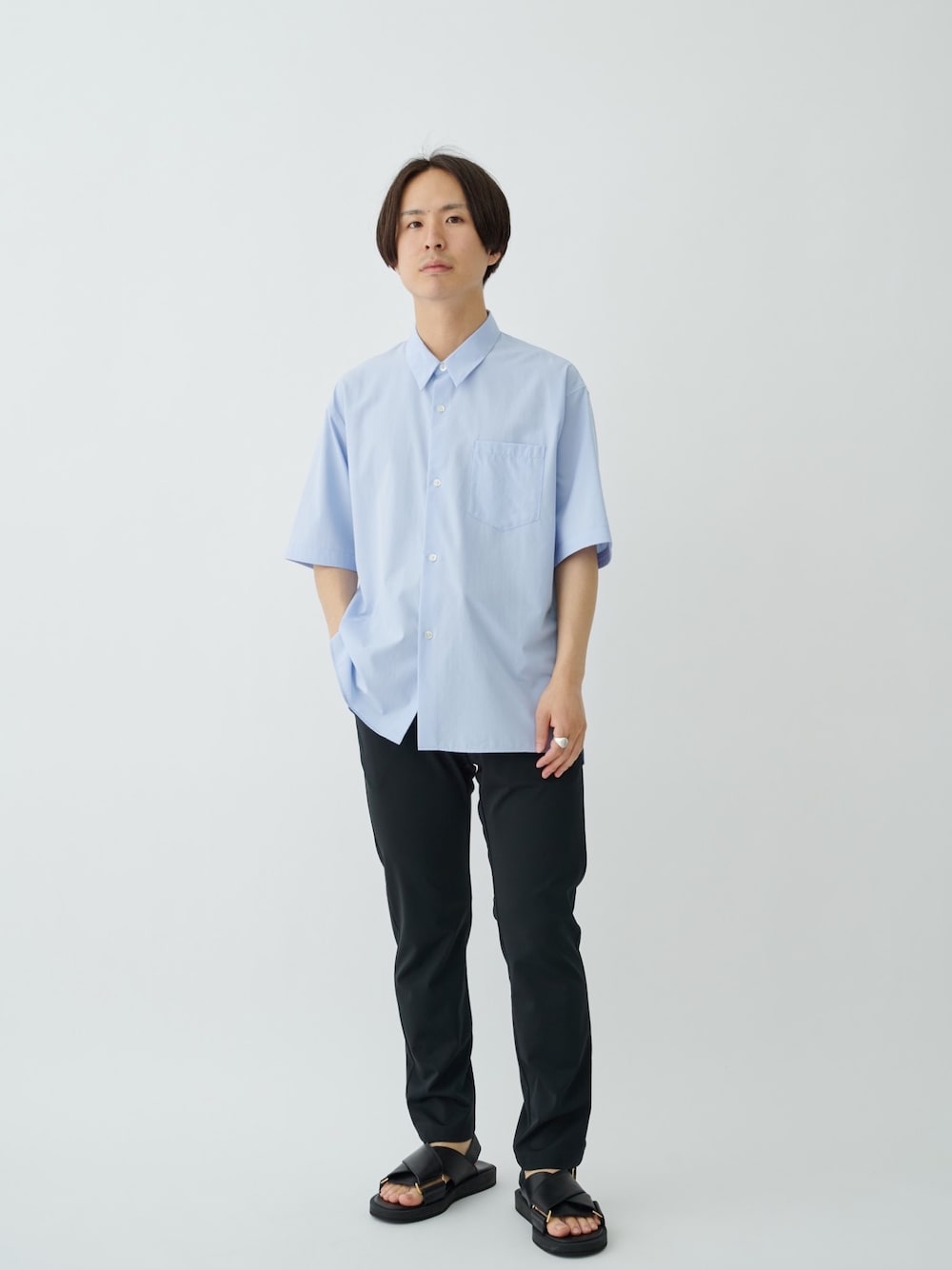 「パステルカラー、きれいめカジュアル、半袖シャツ、夏服、ブラックコーデ、シンプル、シャツスタイル、お出かけコーデ」｜「PADRONEのPADRONE パドローネ / STUDIOUS別注 BELT SANDAL /レザーベルトサンダル（サンダル、ブラック系）」を使った、yoshidaさん（メンズ・169cm）の春コーディネートの1枚目の写真