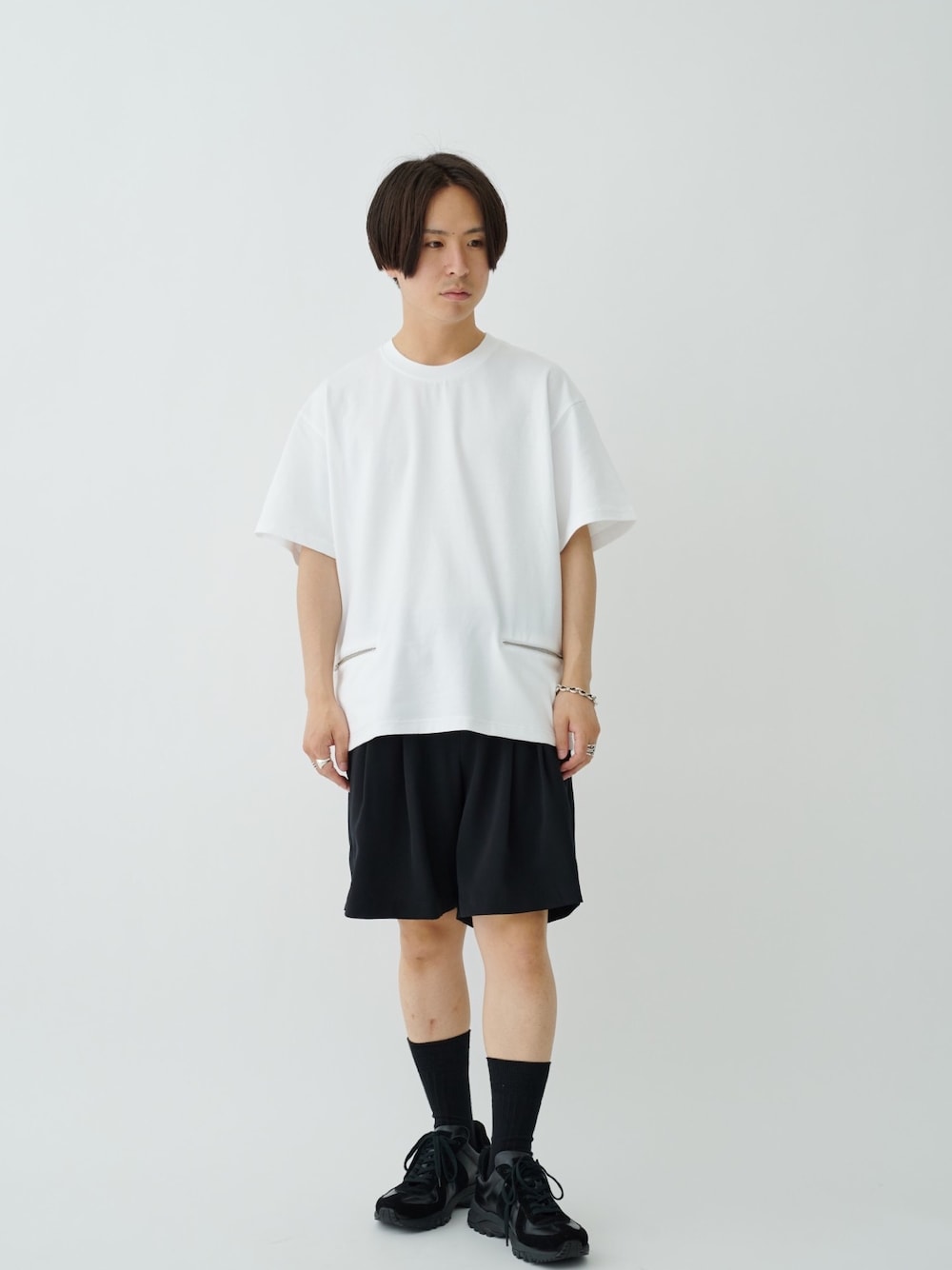 「きれいめカジュアル、夏服、モノトーン、休日スタイル、シンプル、おでかけコーデ、スポーツミックス、ブラック」｜「ATTACHMENTのSTUDIOUS別注 Oversize Zip  S/S TEE（Tシャツ/カットソー、ホワイト系）」を使った、yoshidaさん（メンズ・169cm）の春コーディネートの1枚目の写真