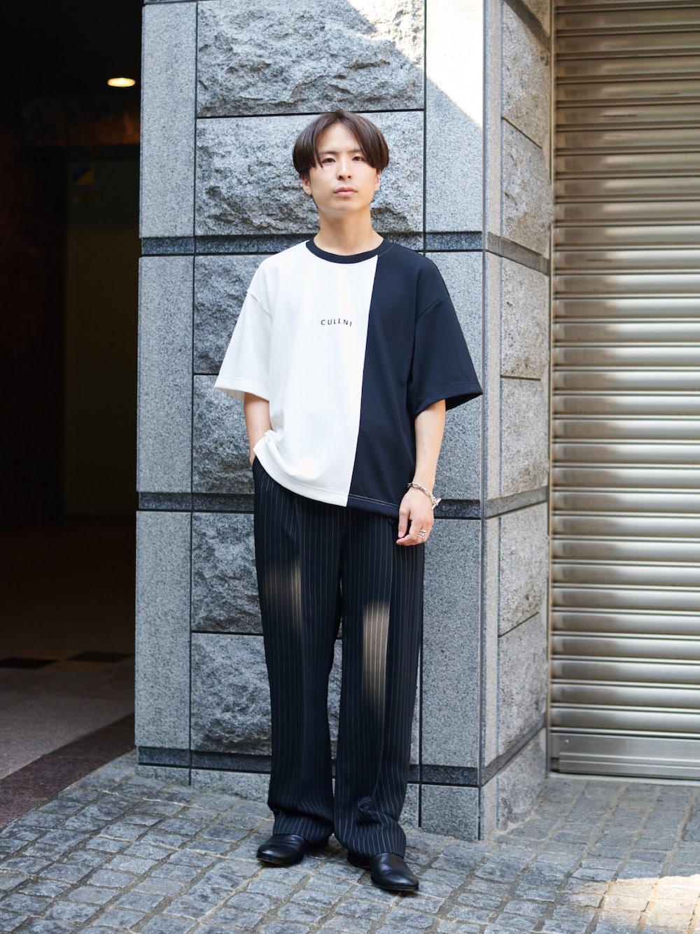 「夏コーデ、大人カジュアル、リラックススタイル、夏だ！Tシャツ着よう！、Tシャツ、低身長」｜「CULLNIのSTUDIOUS別注 LOGO TEE（Tシャツ/カットソー、ホワイト系）」を使った、yoshidaさん（メンズ・169cm）の夏コーディネートの1枚目の写真