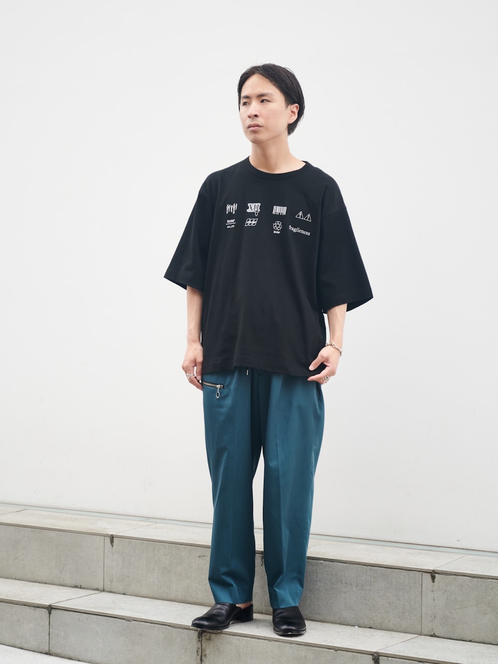 「カジュアルコーデ」｜「SHAREEFのSTUDIOUS別注 LOGO TEE（Tシャツ/カットソー、ブラック系）」を使った、yoshidaさん（メンズ・169cm）の夏コーディネートの1枚目の写真